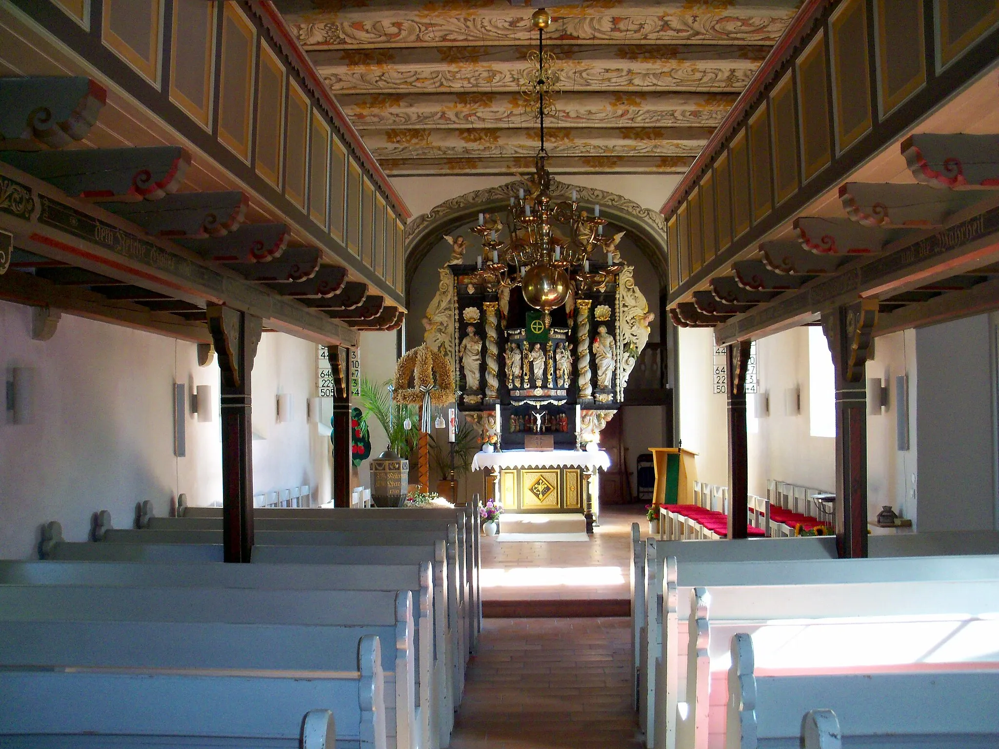 Photo showing: Innenraum der Kirche St. Martin mit ihrem Kanzelaltar