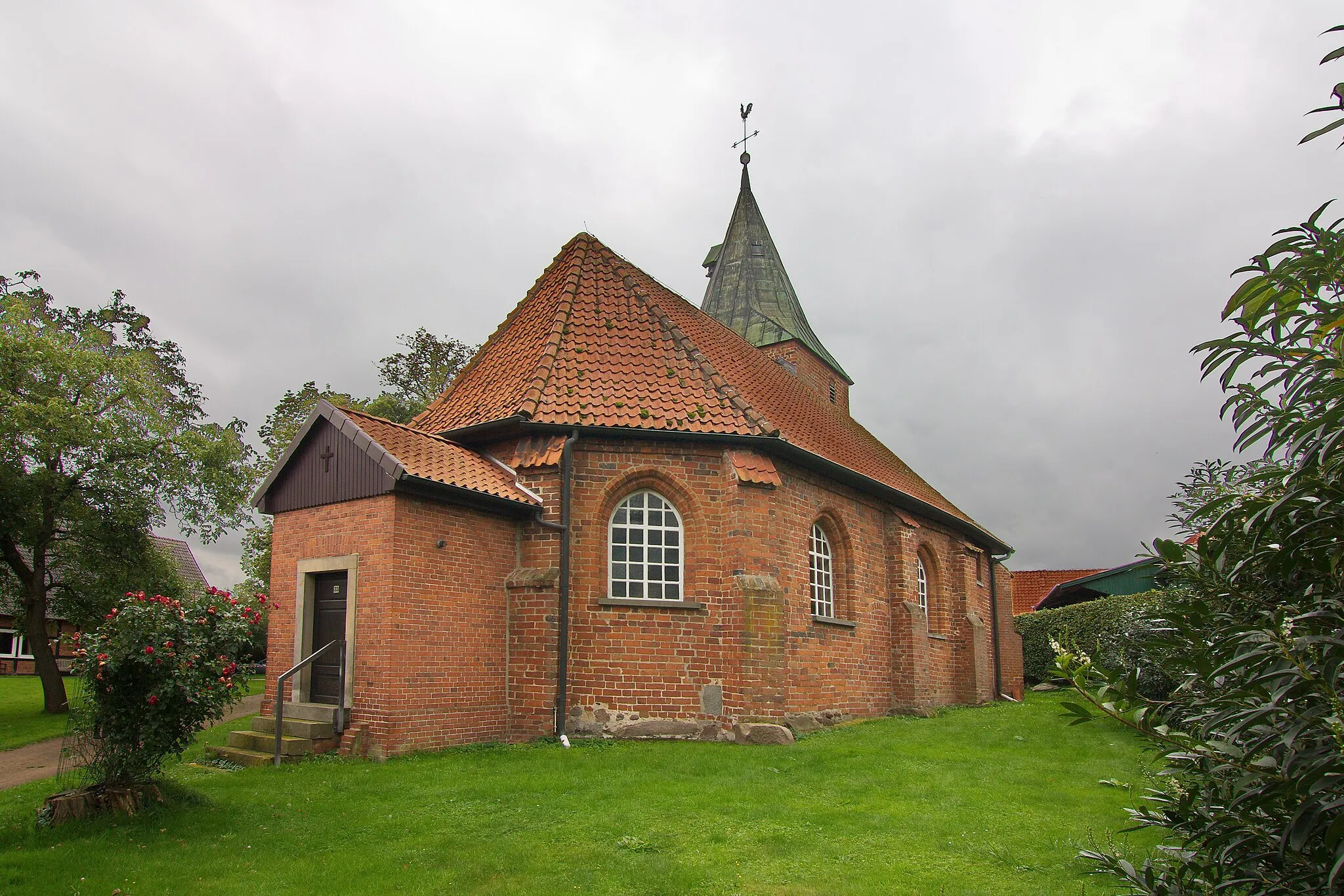 Photo showing: Kleine Saalkirche aus Backsteinmauerwerk aus dem 14. Jahrhundert  in Binnen, Niedersachsen, Deutschland