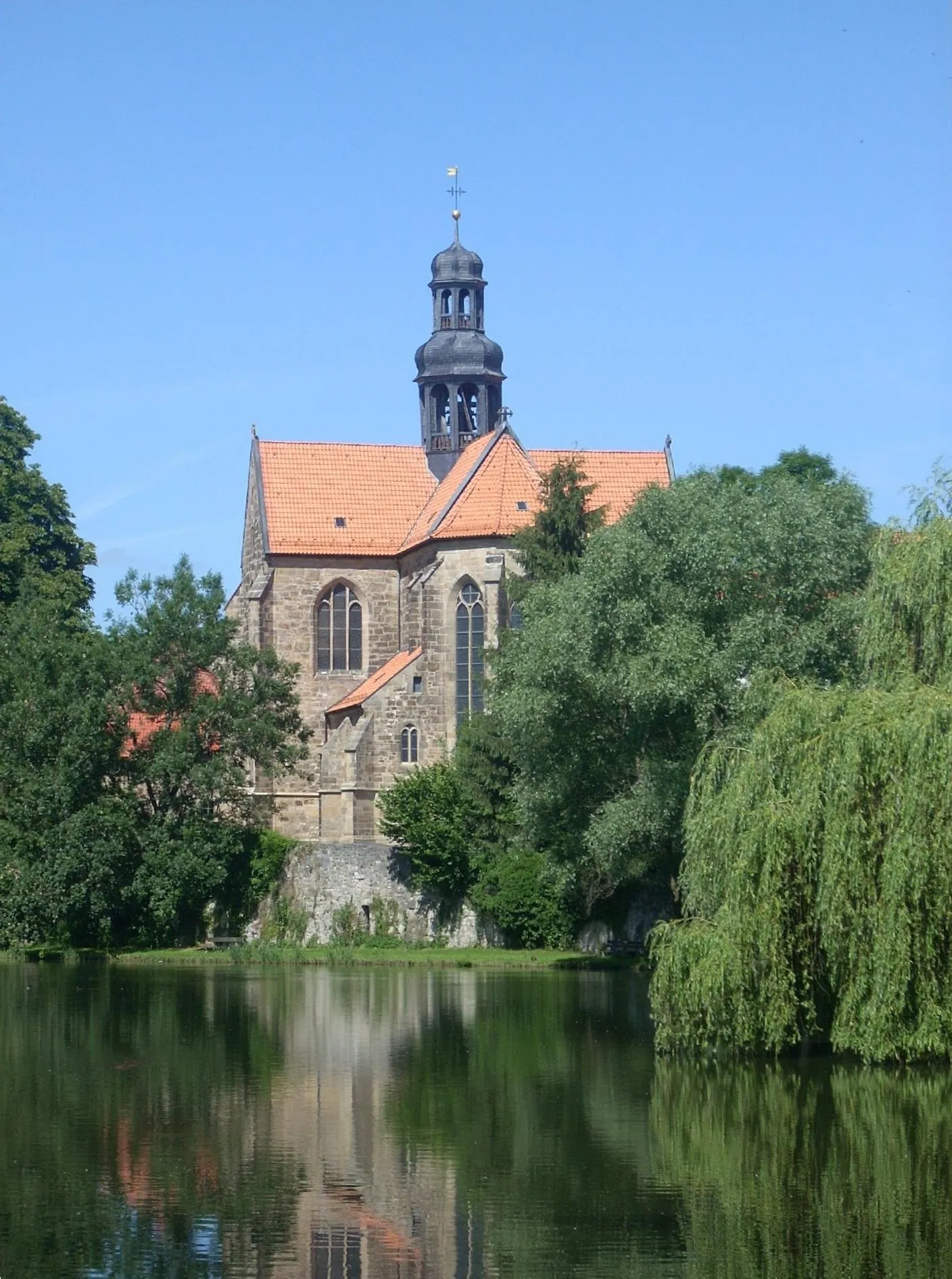 Photo showing: Kloster Marienrode, Klosterteich und Kirche von Osten