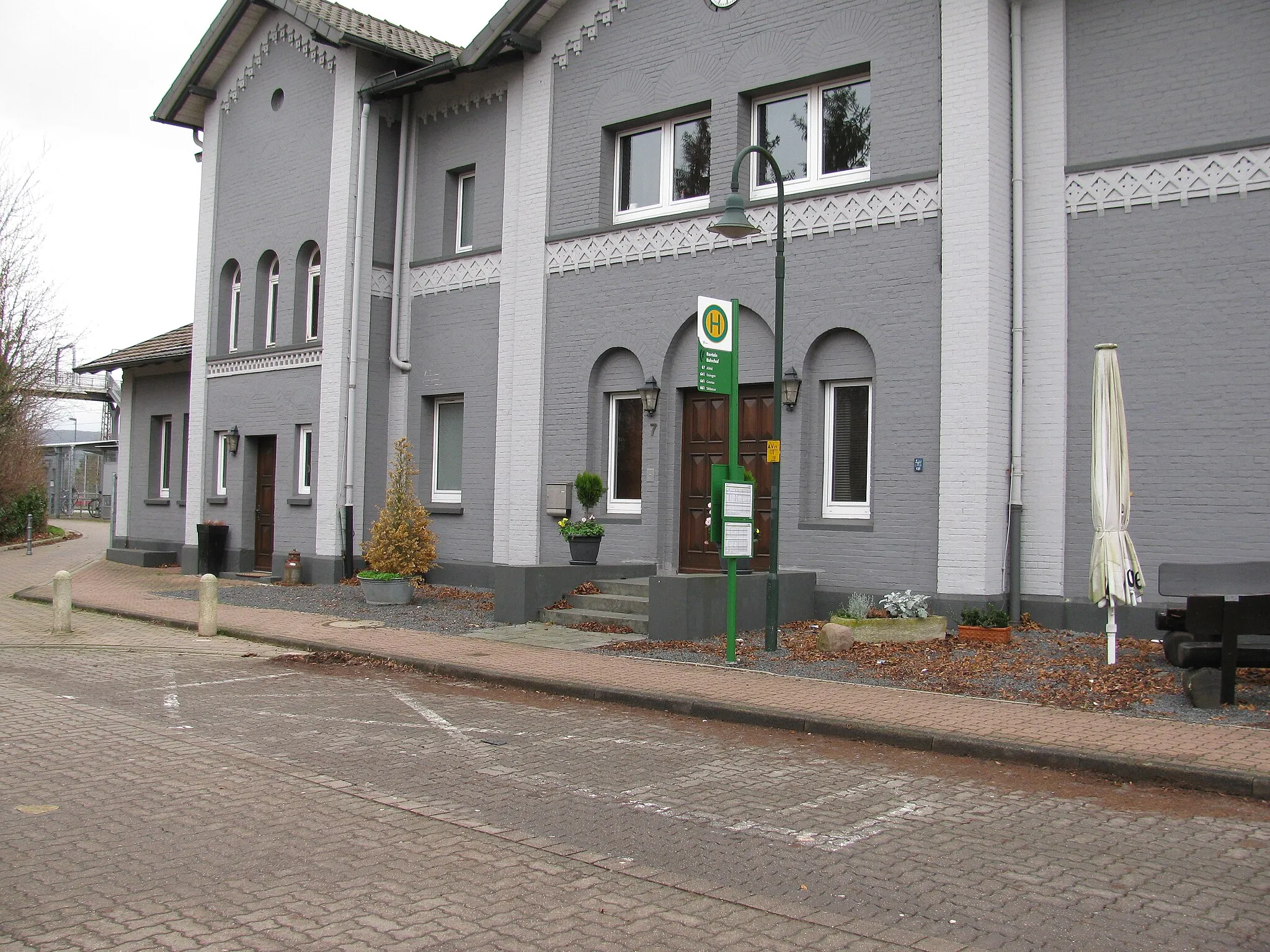 Photo showing: die Bushaltestelle Bahnhof vor dem Bahnhof von Banteln