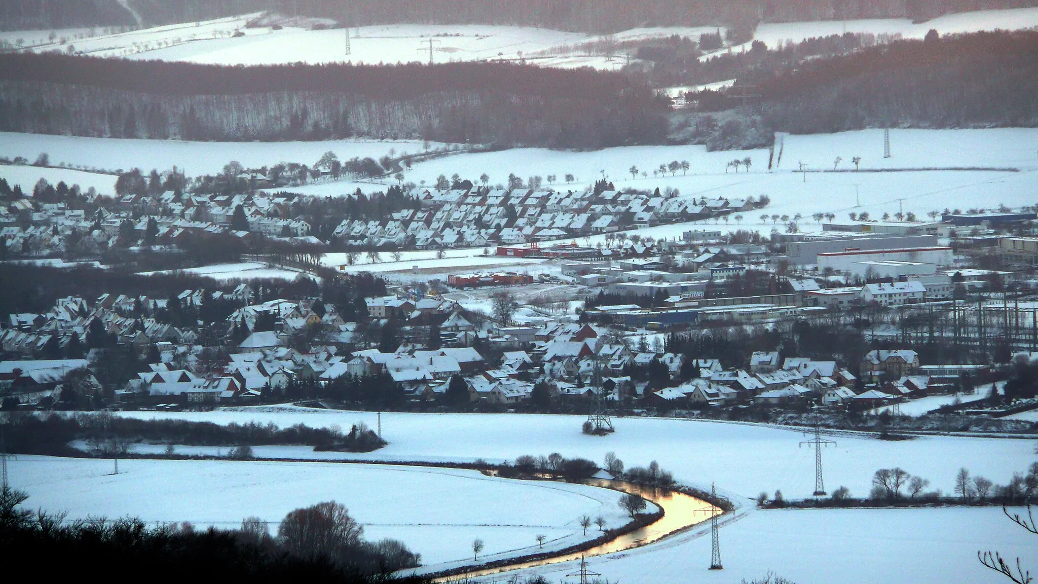 Photo showing: Alfeld (Leine): Blick vom Nesselberg auf den Ortsteil Limmer; rechts 110-kV-Freileitung an der Leine und Umspannwerk Godenau