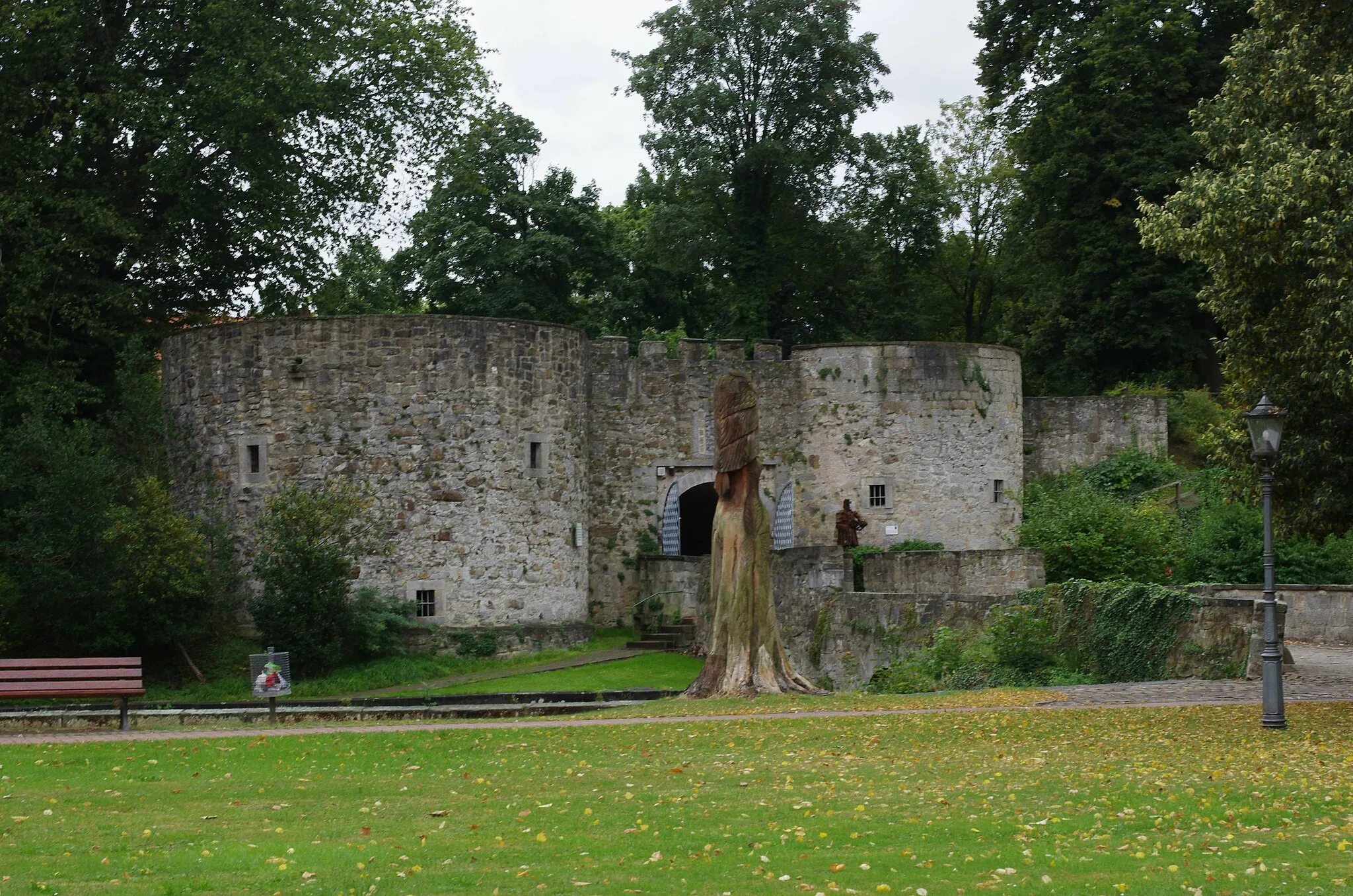 Photo showing: Coppenbrüge in Niedersachsen. Die Burg wurde zwichen 1280 uns 1300 erbaut. Zu sehen ist der Eingang der Burg.