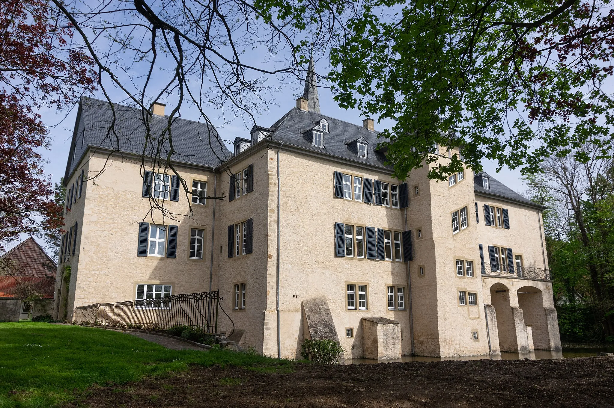 Photo showing: Bad Salzdetfurth, Ortsteil Bodenburg in Niedersachsen. Das Schloss mit Scheune, Einfriedung, Park und Schlossturm steht unter Denkmalschutz.