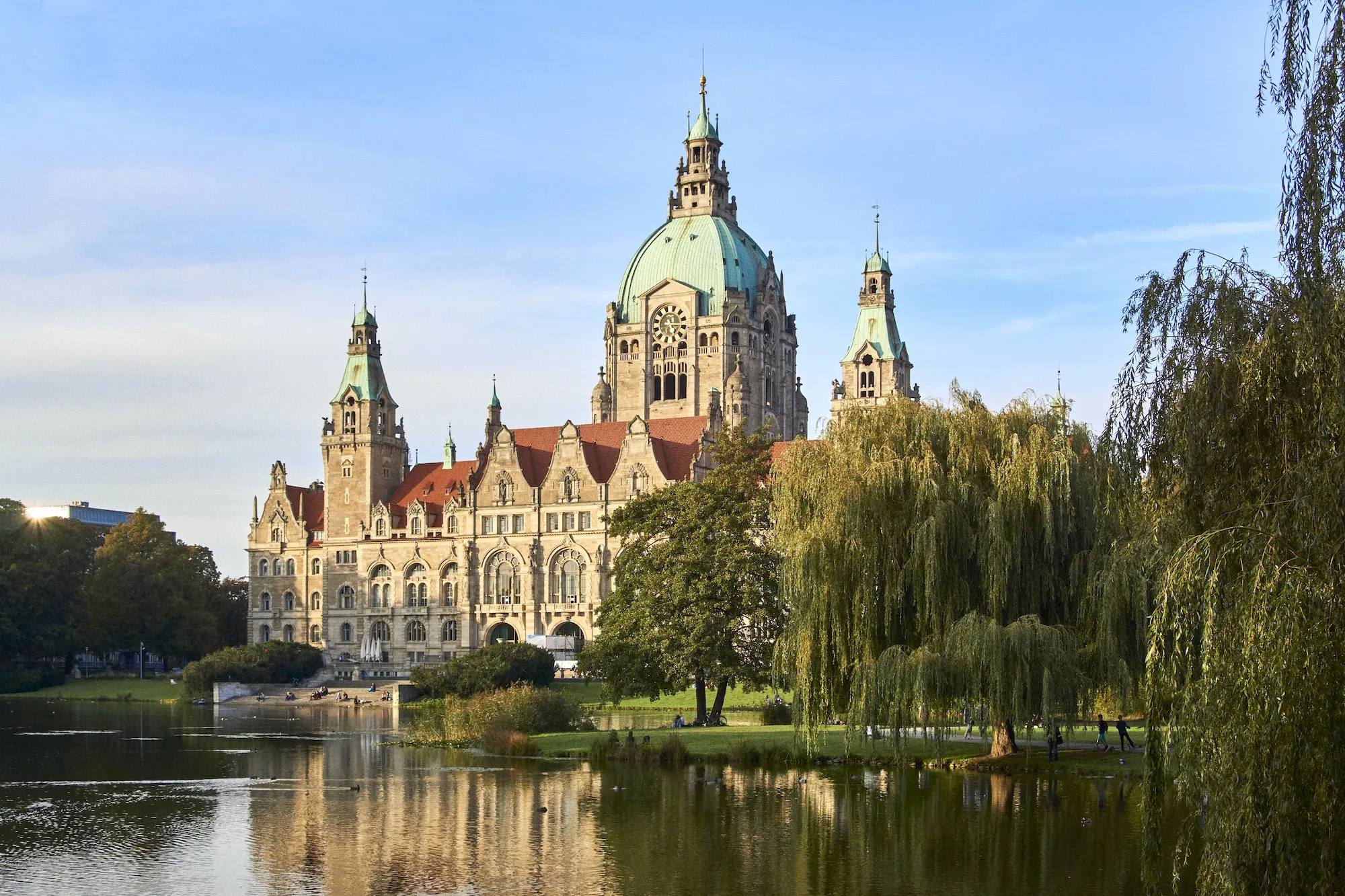 Photo showing: Neues Rathaus (Hannover) hinter einer Trauerweide am Maschpark