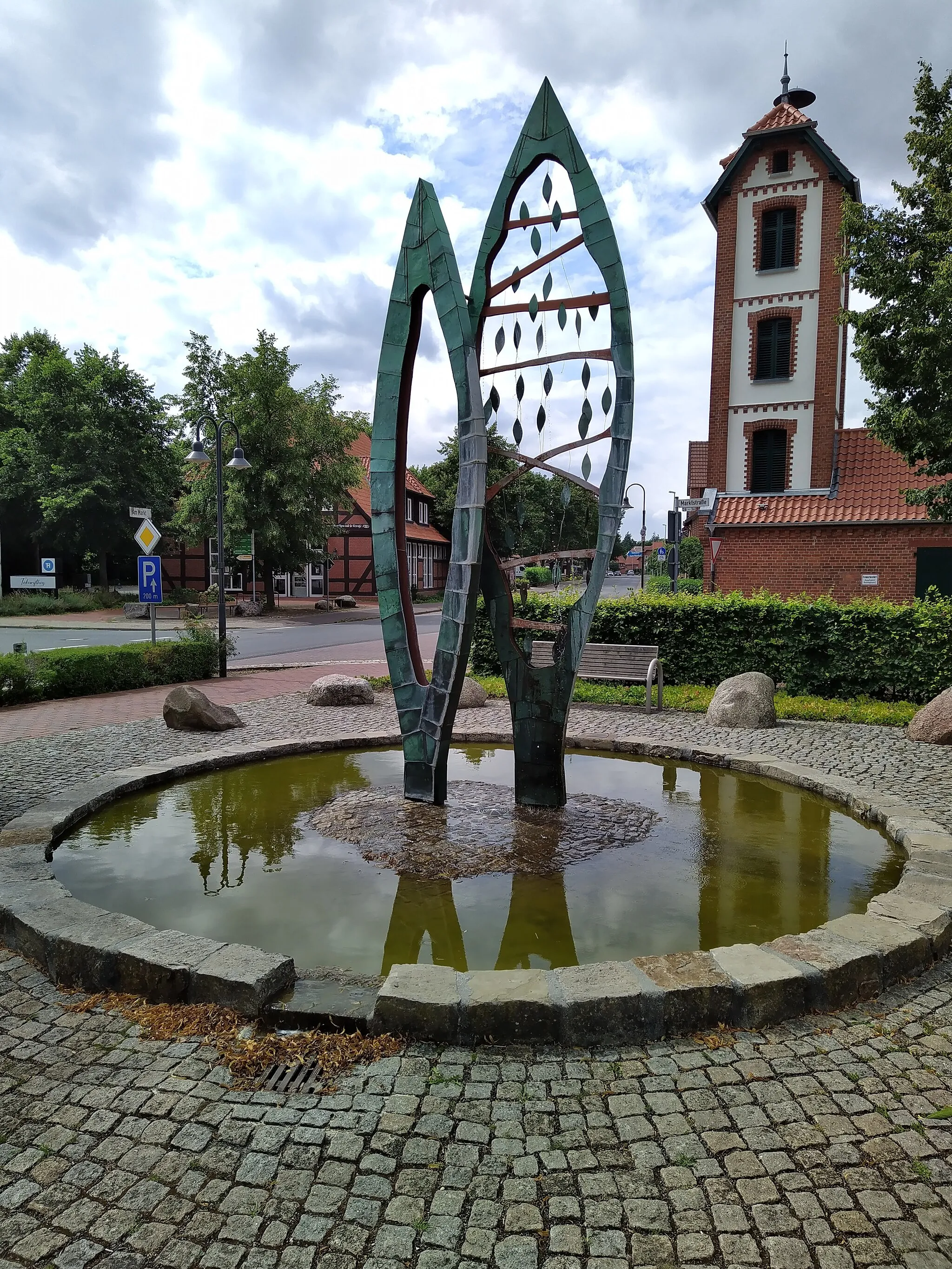 Photo showing: Brunnenskulptur "Statio" von Pablo Hirndorf vor der Kirche in Bücken