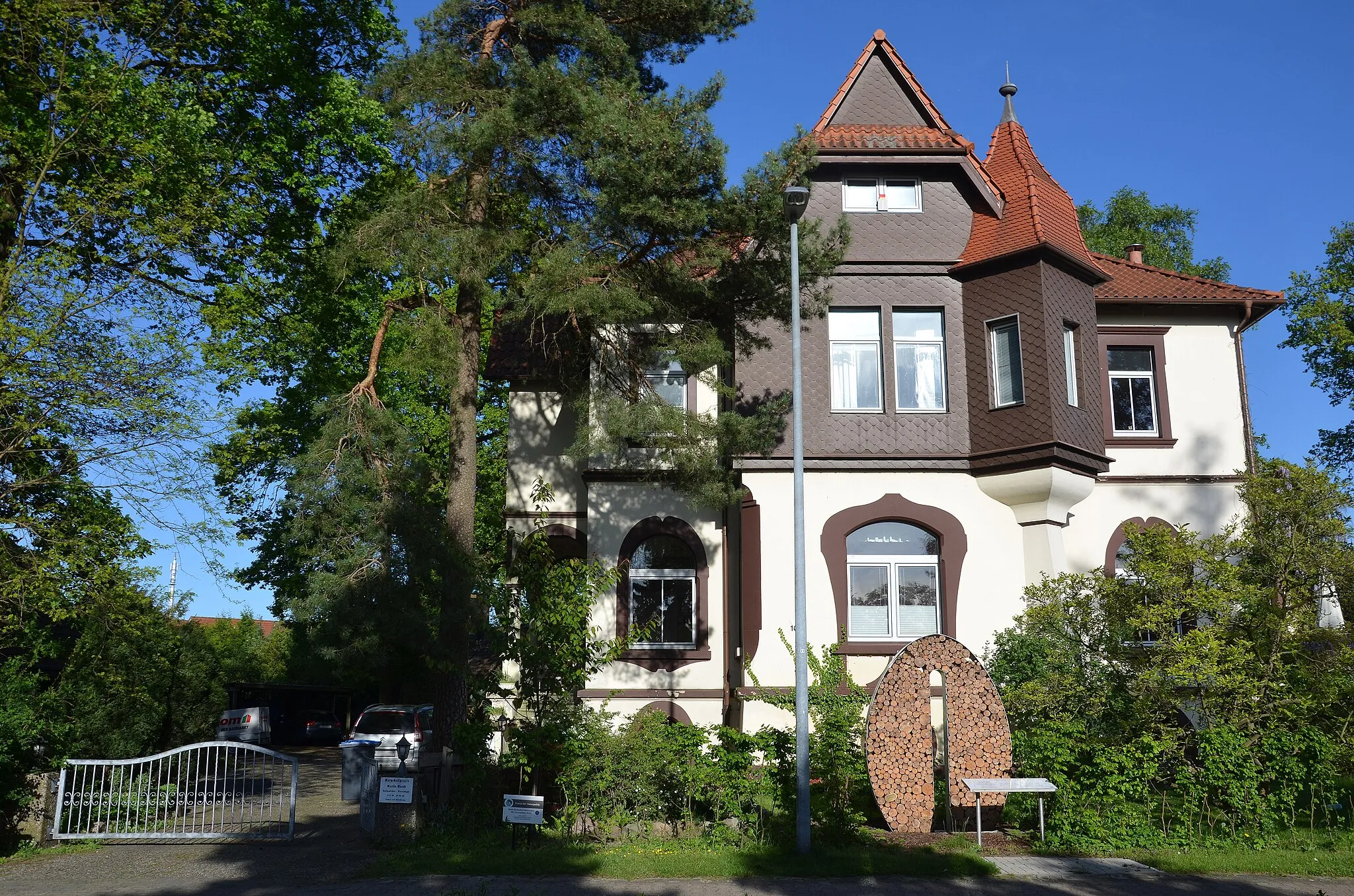 Photo showing: Vor dem denkmalgeschützten, ehemals Villa Jeep genannten Gebäude in der Bahnhofstraße 10 in Burgwedel wurde am 10. Mai 2014 die interaktiv mit zahlreichen Bürgern entstandene Skulptur Am Leben hin des Künstlers Pablo Hirndorf eingeweiht ...