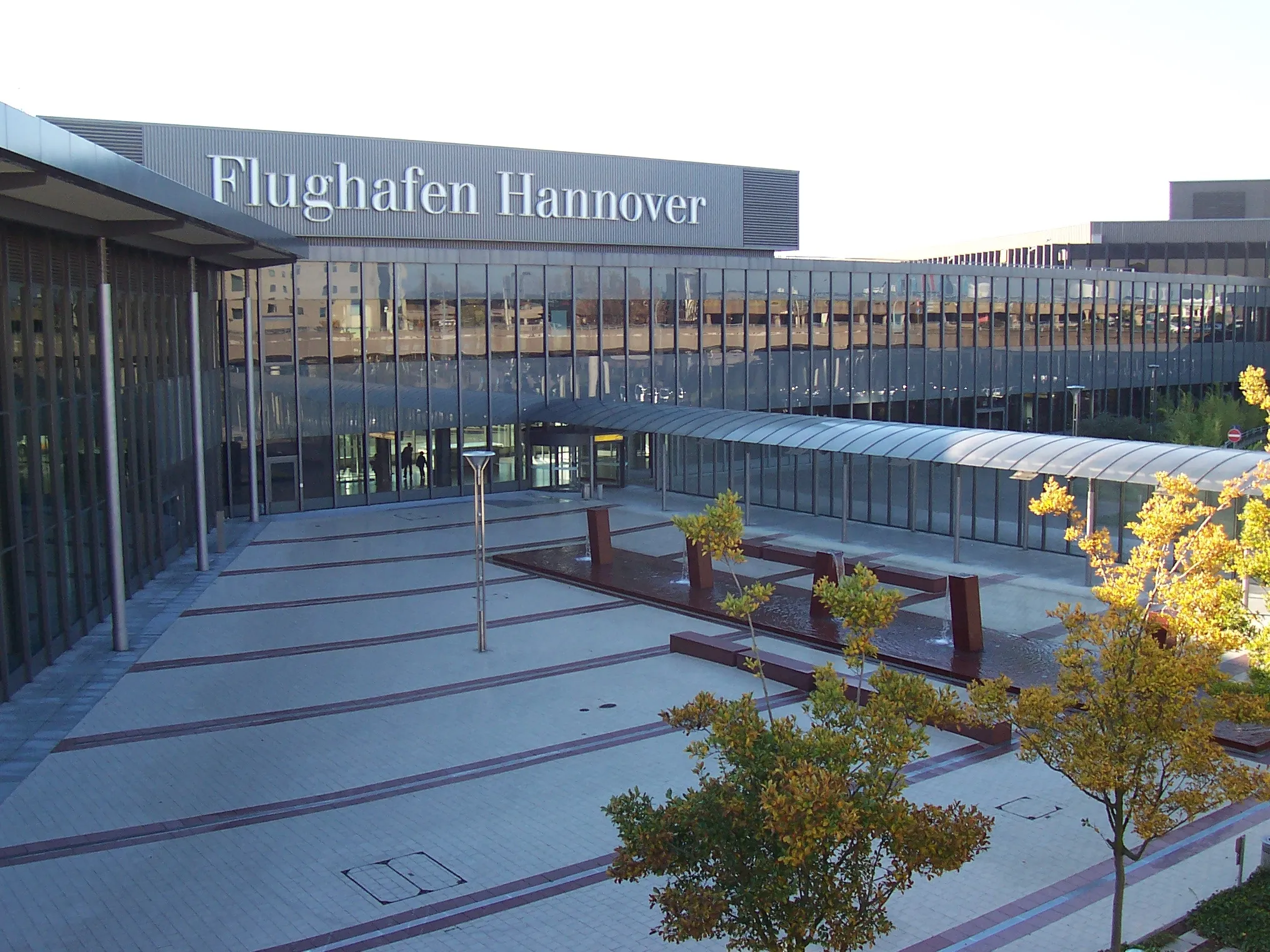 Photo showing: Hannover International Airport. Connecting passage between Terminals B and C.