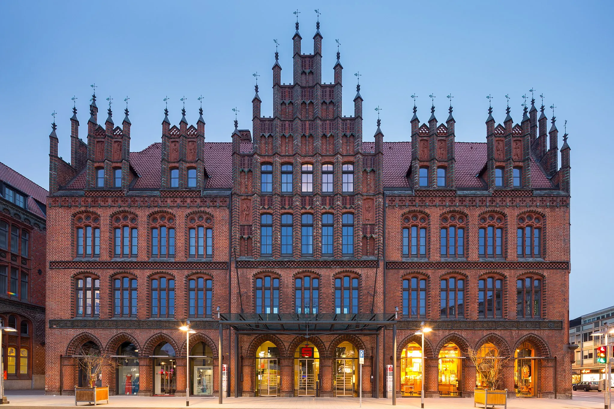 Photo showing: Hannover's old town hall located at Karmarschstrasse (pictured) and Schmiedestrasse in Mitte district of Hannover, Germany.