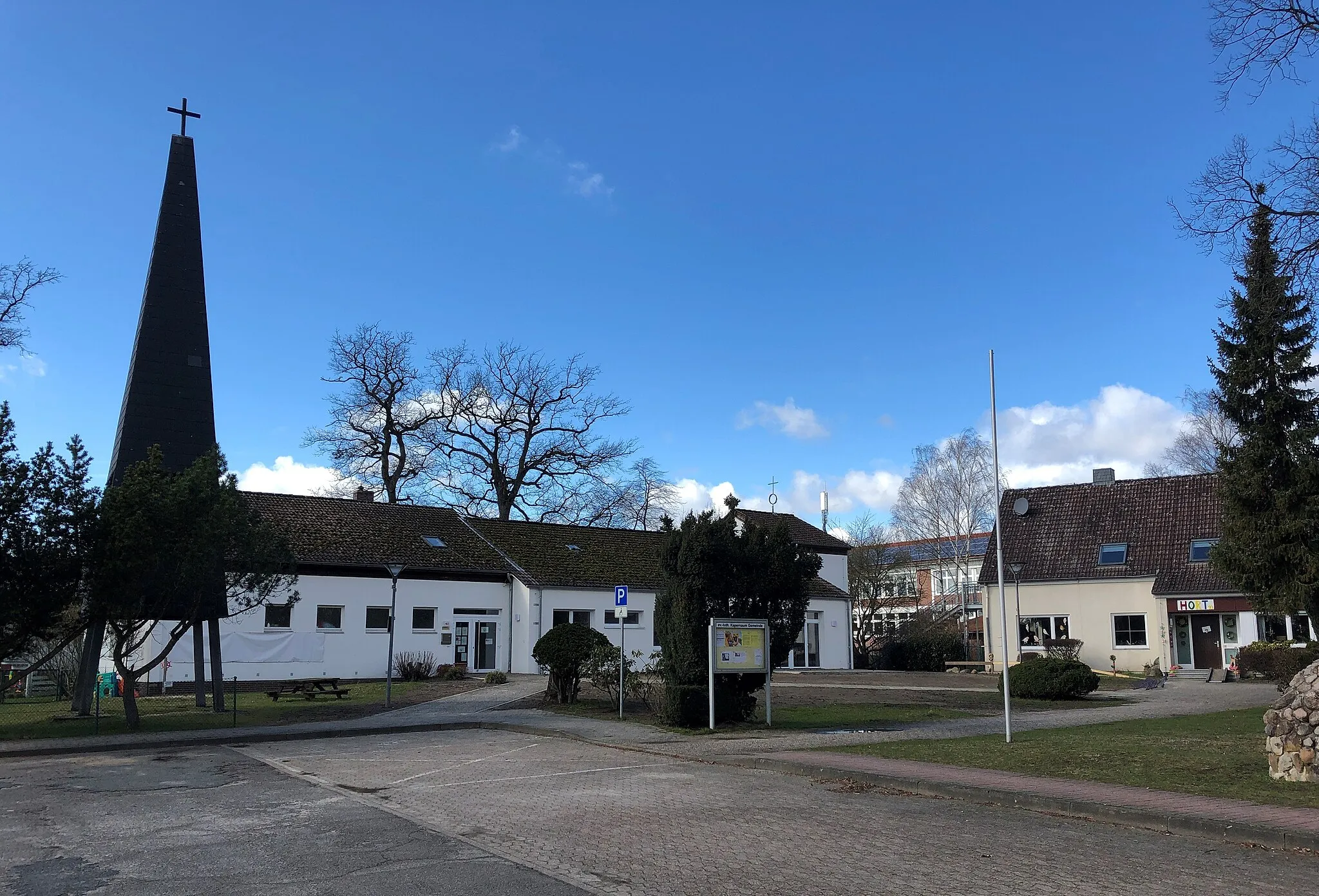Photo showing: Evangelisch-lutherische Kirche Resse 2021 mit Gemeindehaus und Kinderhort.