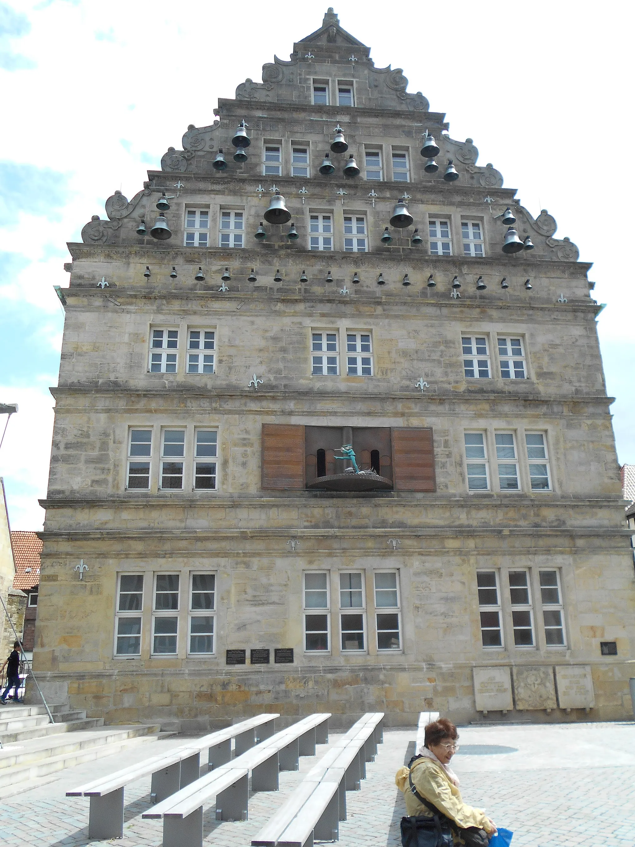 Photo showing: This church's glockenspiel plays the story of the Pied Piper