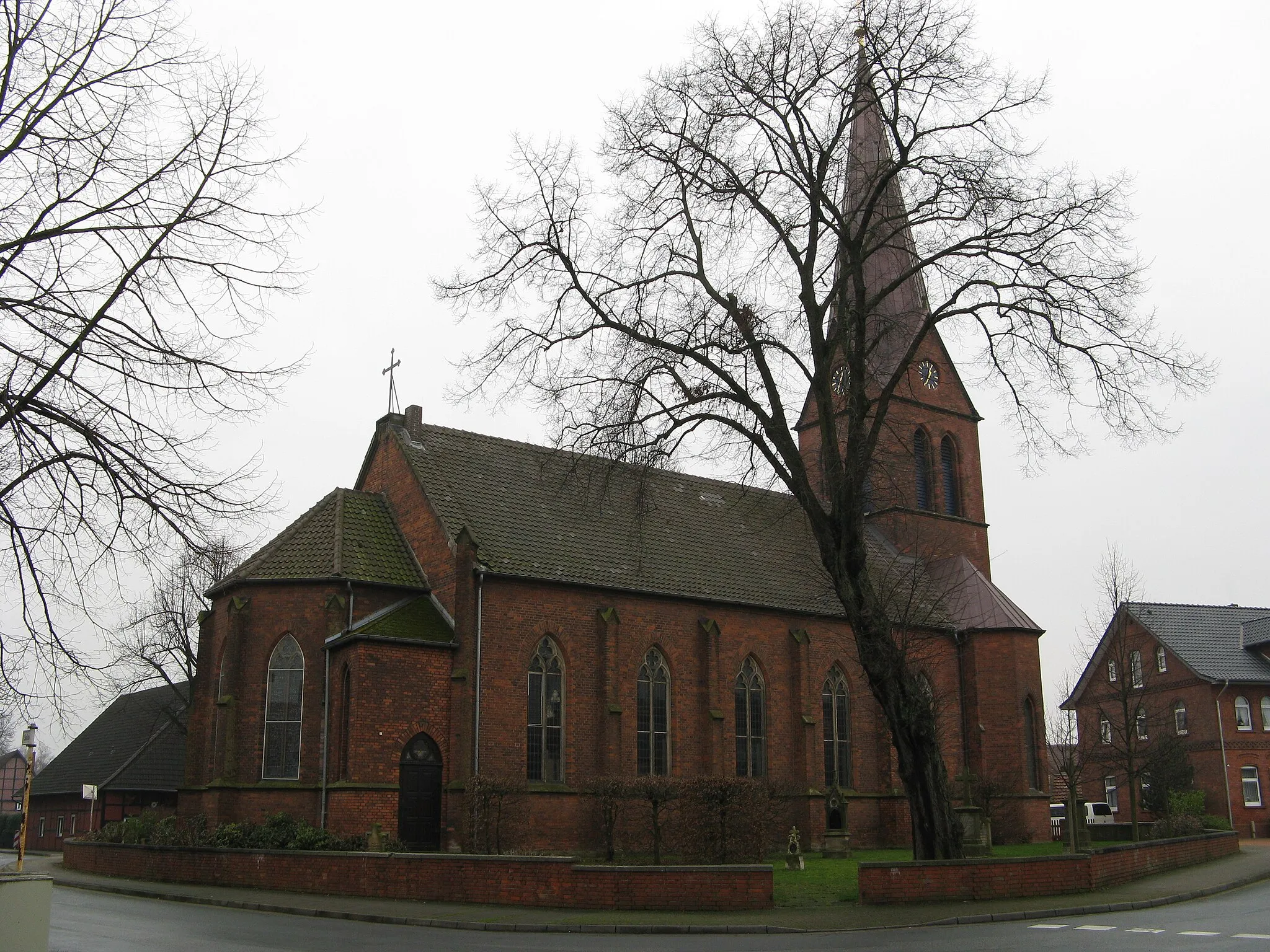 Photo showing: Kirche in Minden-Dankersen, Nordrhein-Westfalen. Die aus roten Backsteinen erbaute Dorfkirche (St. Peter und Paul) wurde 1860 anstelle einer zu klein gewordenen Dorfkapelle errichtet.
