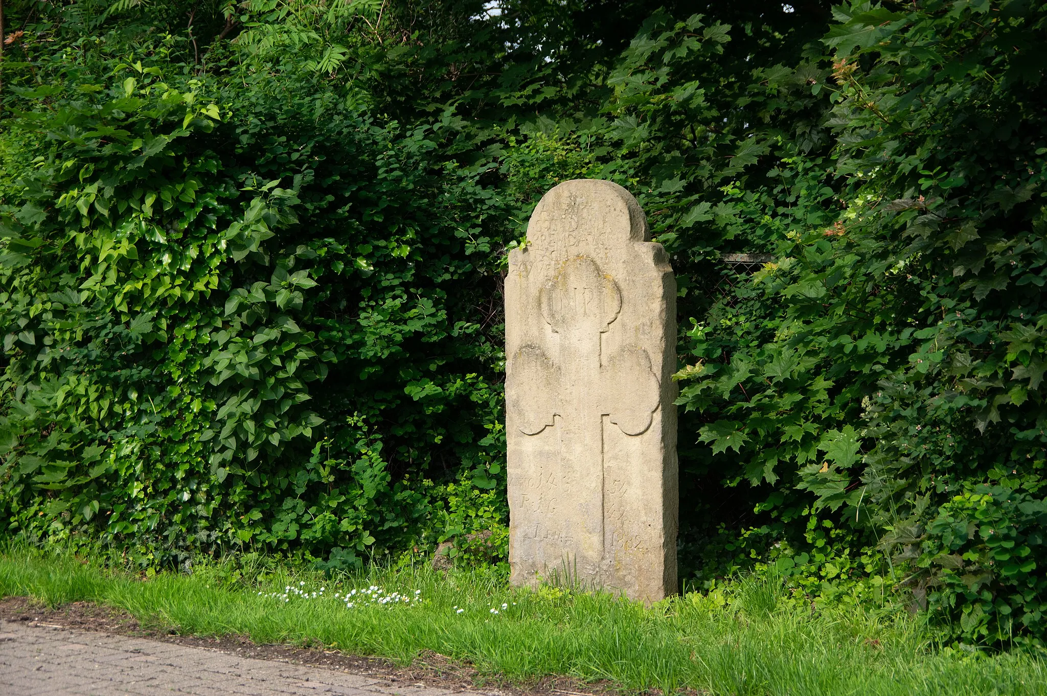 Photo showing: Nordstemmen, Ortsteil Burgstemmen. Der Park der Burganalage Poppenburg steht unter Denkmalschutz. Der Kreuzstein steht am Rand des Parkes am Weg.