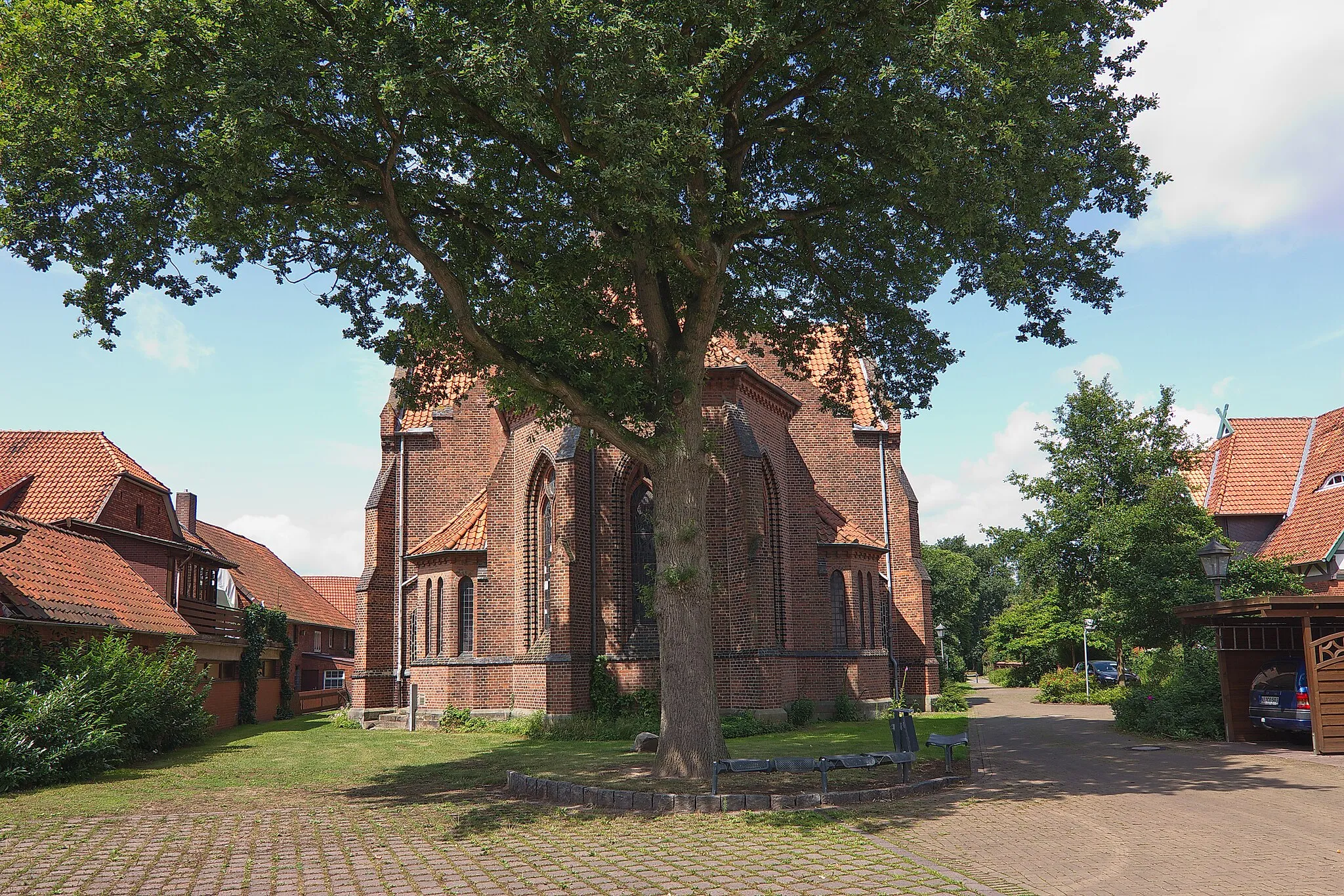 Photo showing: Die 1874 eingeweihte im neugotischen Stil errichtete Kirche bildet den Mittelpunkt des Dorfkerns am neu gestalteten Kirchplatz in Leese, Niedersachsen, Deutschland