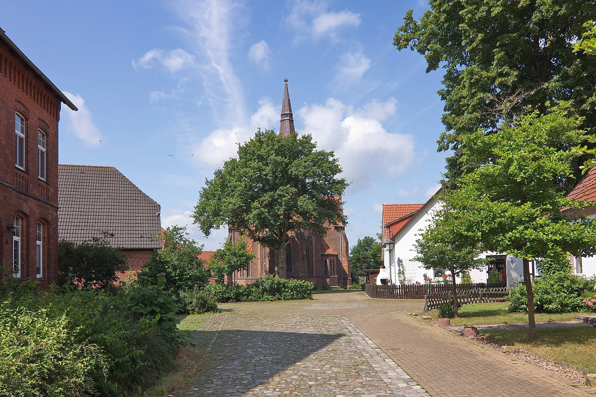 Photo showing: Die 1874 eingeweihte im neugotischen Stil errichtete Kirche bildet den Mittelpunkt des Dorfkerns am neu gestalteten Kirchplatz in Leese, Niedersachsen, Deutschland