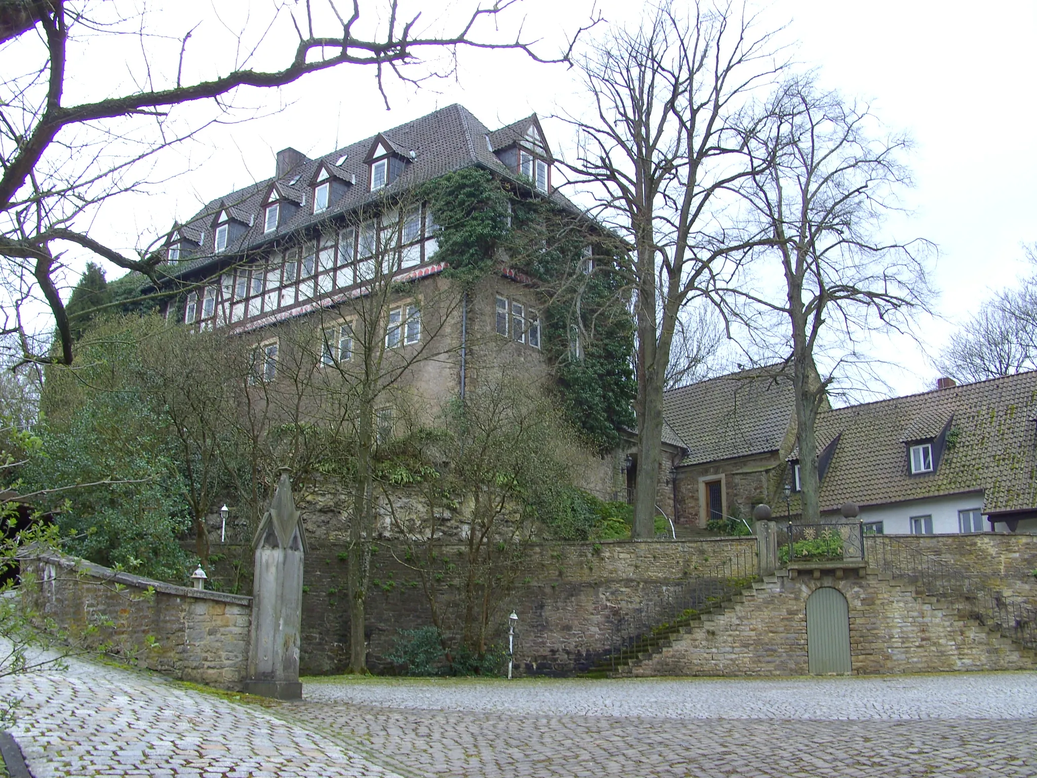 Photo showing: Arensburg Castle with courtyard and entrance flight of stairs