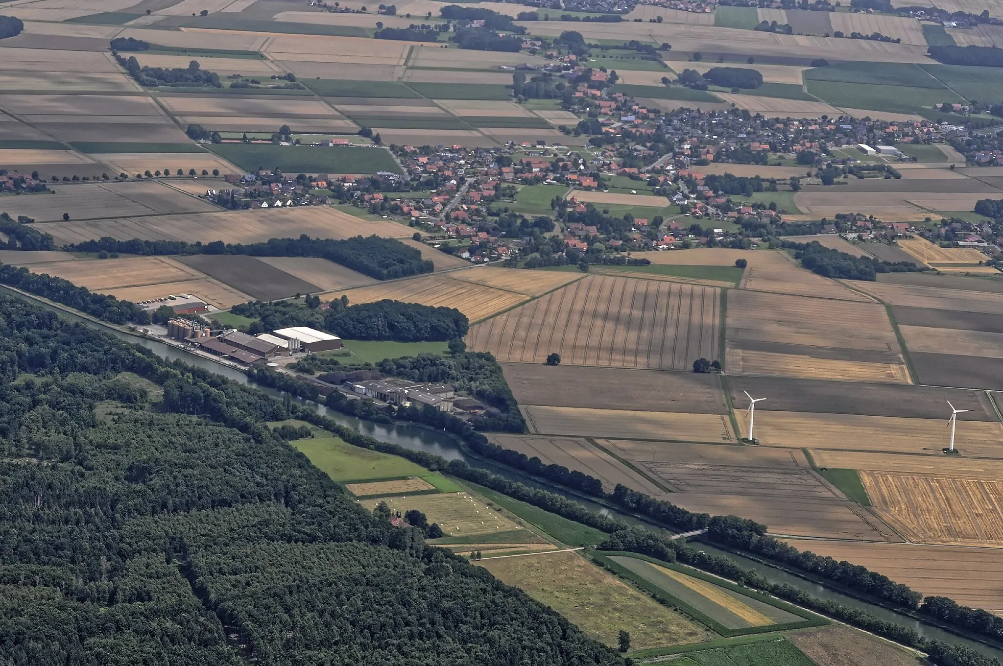 Photo showing: Bilder vom Flug Nordholz-Hammelburg 2015: Blick von Nordwesten über den Mittellandkanal auf den Hafen Wiehagen (vorn links), Niedernwöhren (Bildmitte) und Meerbeck (oben rechts).