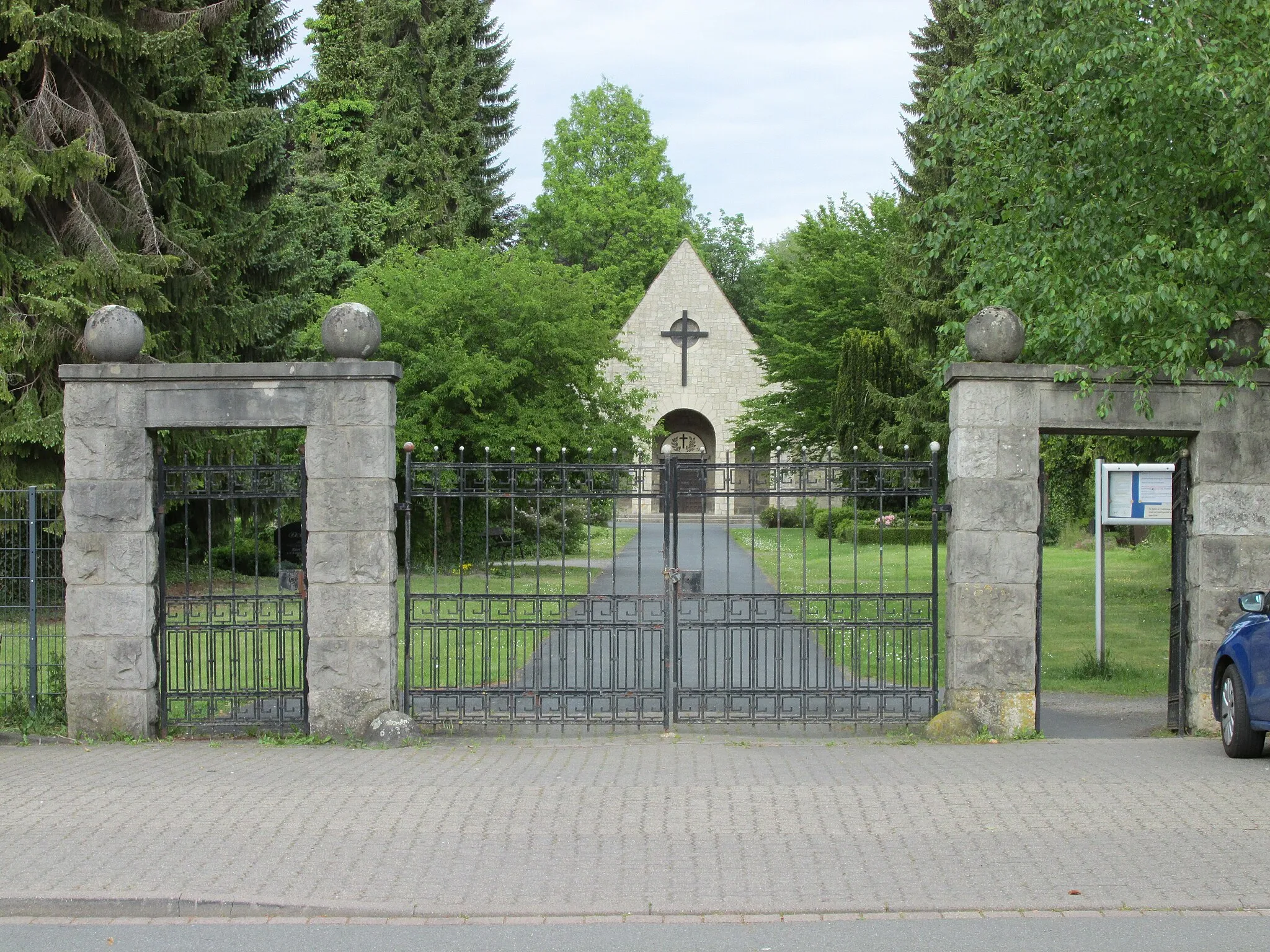 Photo showing: der westliche Eingang zum neuen Friedhof in Alfeld