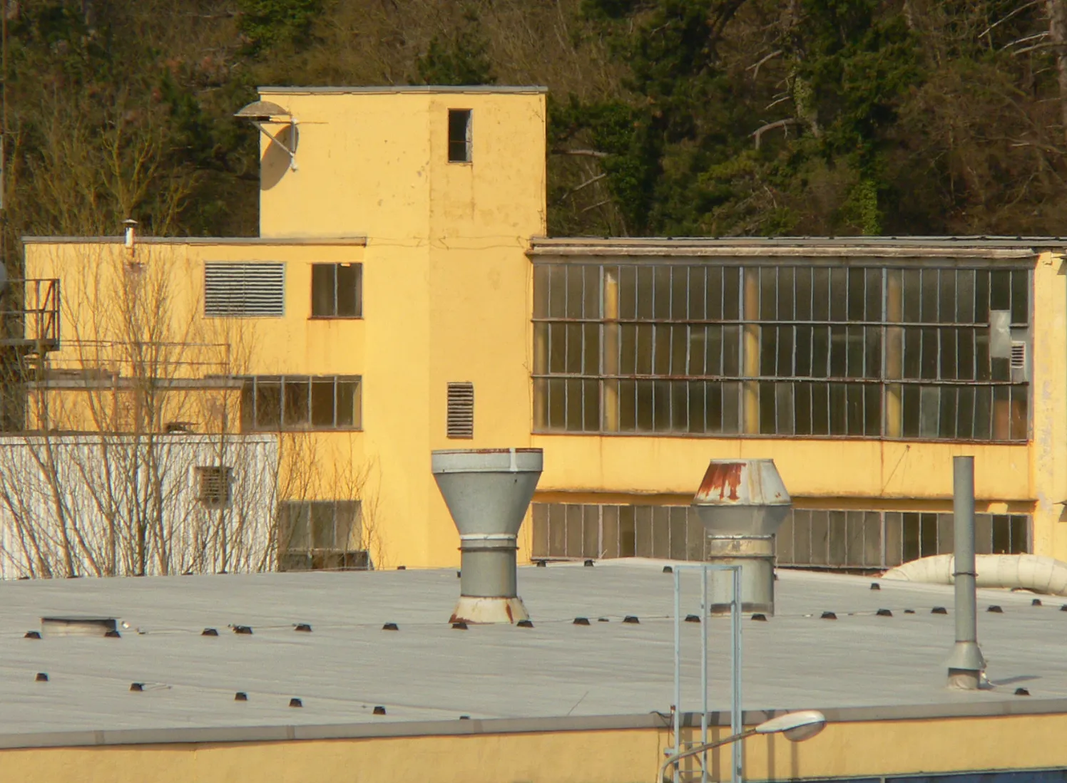 Photo showing: Das 1925 errichtete AMCO-Fabrikerweiterungsgebäude von Westen mit dem Turmbau und Fensterband