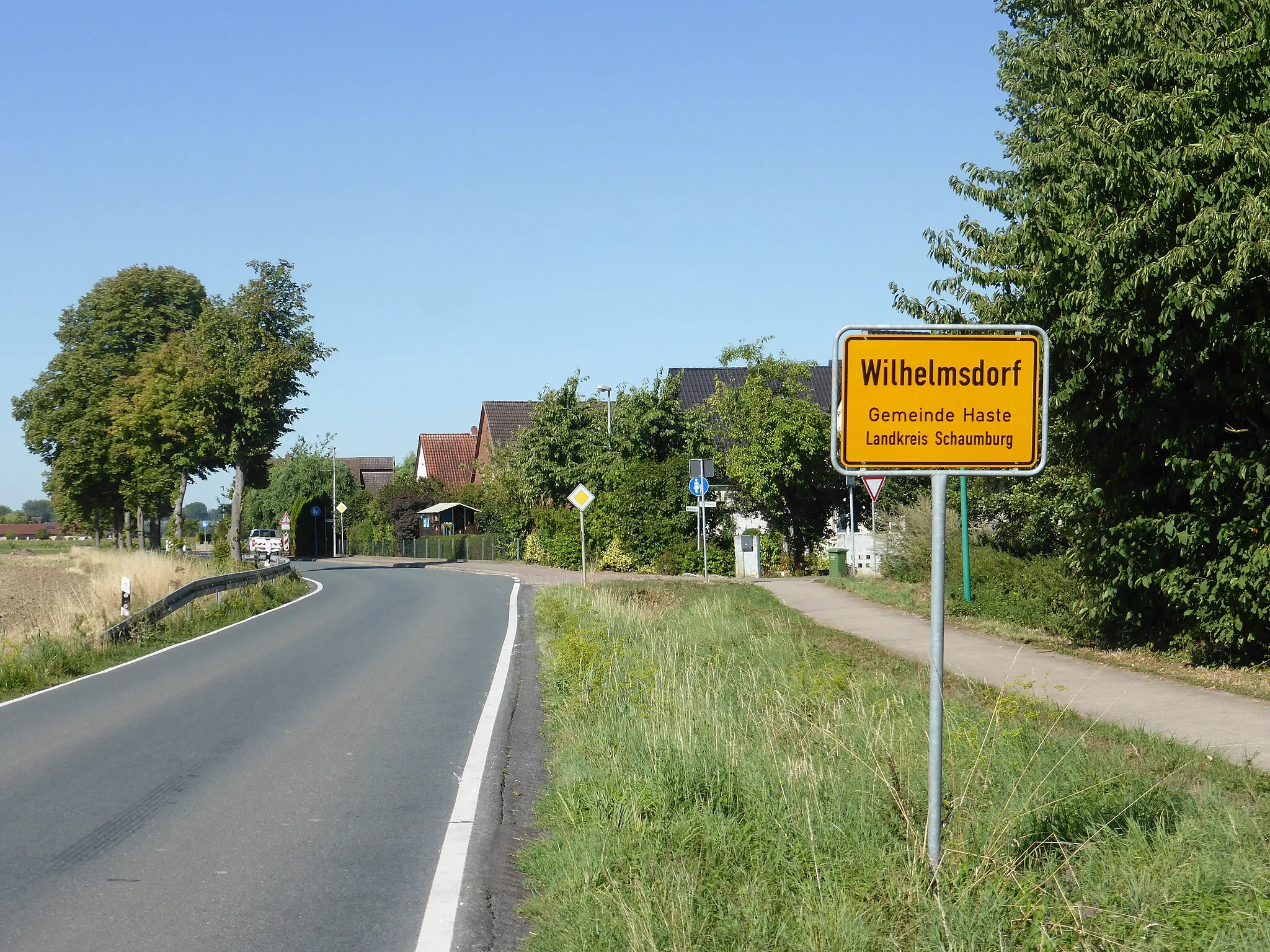 Photo showing: Ortseingang von Wilhelmsdorf bei Haste.