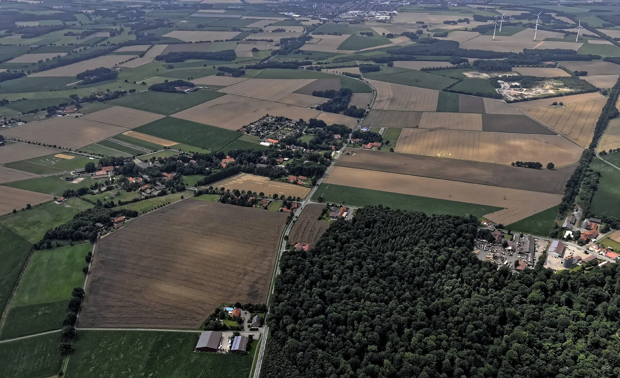 Photo showing: Bilder vom Flug Nordholz-Hammelburg 2015: Blick von Osten entlang der Maaser Straße auf Maasen (links). Rechts am Waldrand der Bahnhof Mellinghausen. Rechts oben die 2017 geschlossene Sandgrube Maasen.