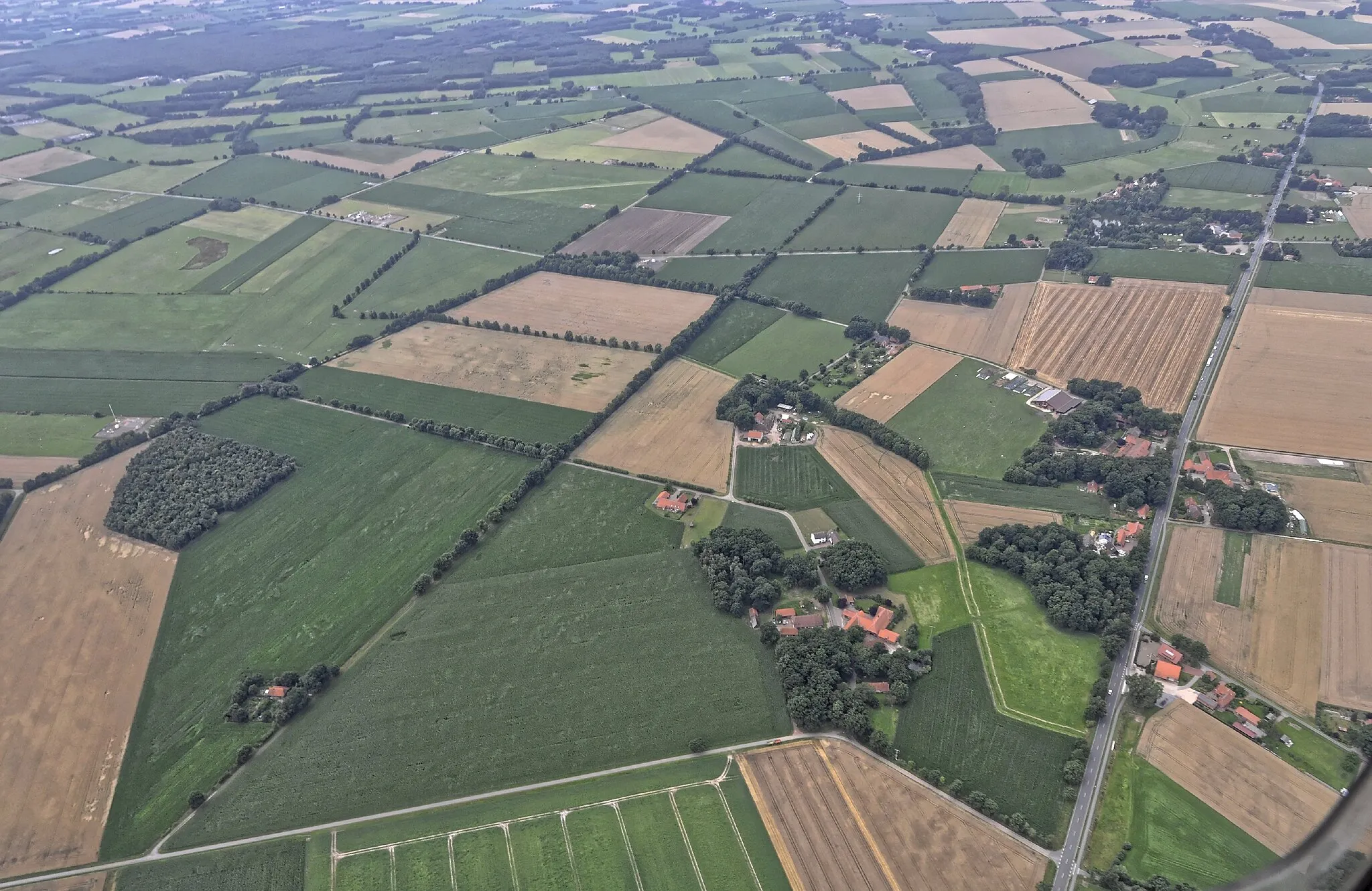 Photo showing: Bilder vom Flug Nordholz-Hammelburg 2015: Blick von Osten entlang der B 214 auf zu Maasen gehörende Weiler.