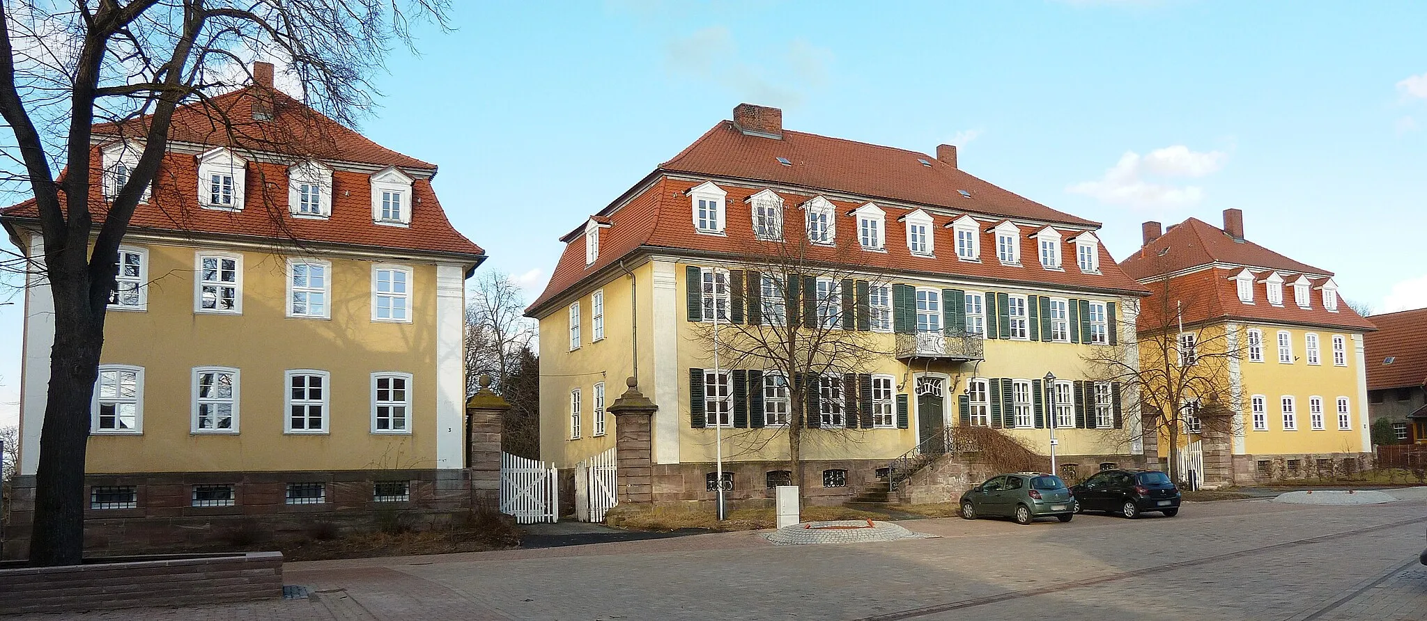 Photo showing: Amtshaus mit flankierenden Pavillons des ehemaligen hessischen Jagdschlosses in Bovenden, Niedersachsen, erbaut 1777 bis 1790