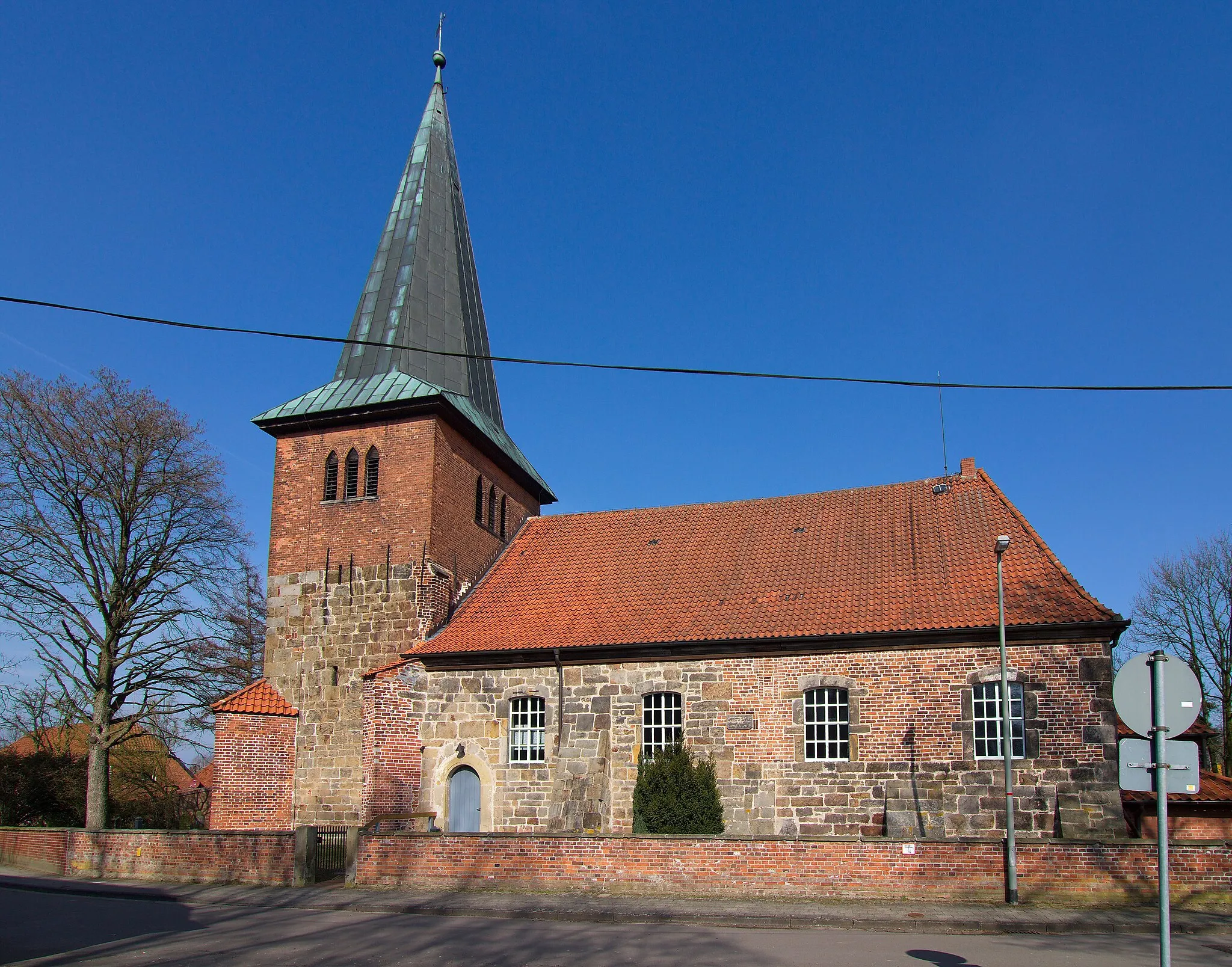 Photo showing: Die St.-Martin-Kirche in Holtorf (Nienburg) , Niedersachsen, Deutschland, wurde 1096 erstmals erwähnt..