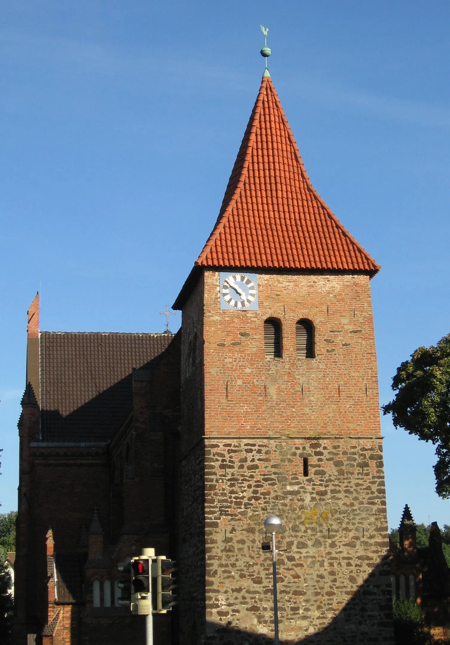Photo showing: Elisabethkirche in Langenhagen (bei Hannover), Deutschland. Der untere Teil des Kirchturmes besteht aus Raseneisenstein.