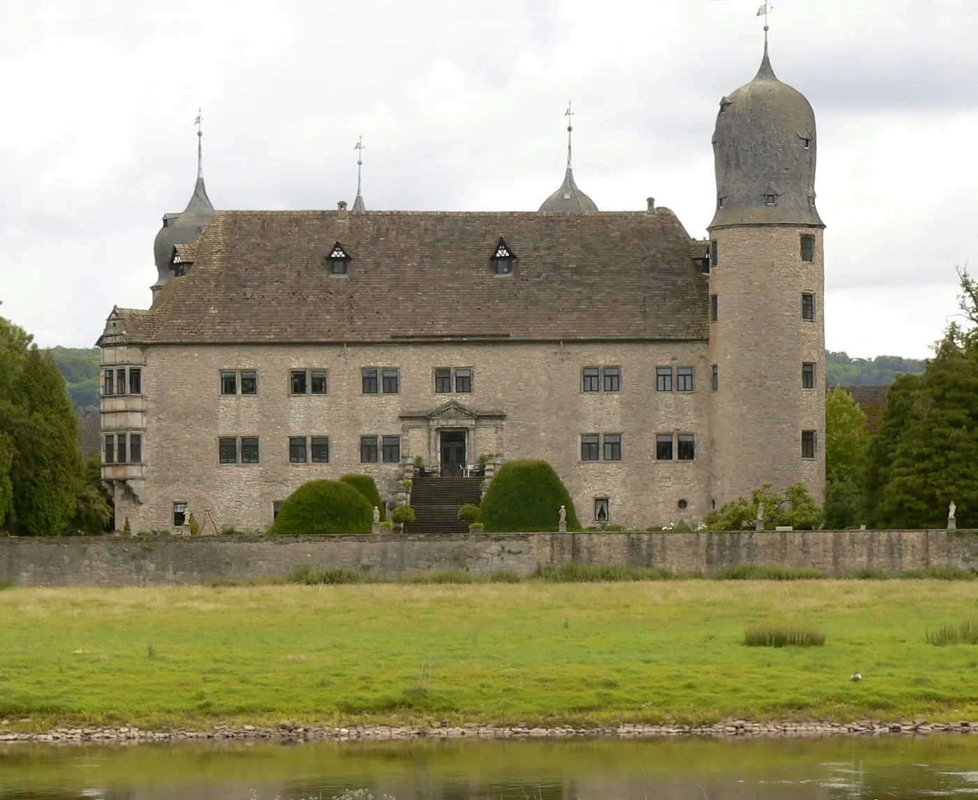 Photo showing: Wasserschloss Hehlen Weserseite