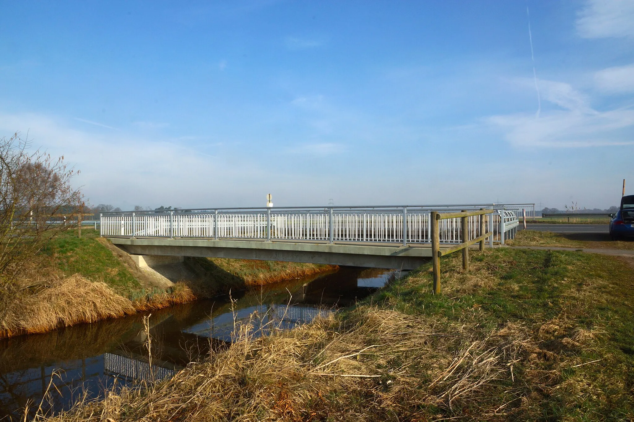 Photo showing: Landesbergen (Brokeloh), Germany: Bridge over the river Meerbach from de K8 Street