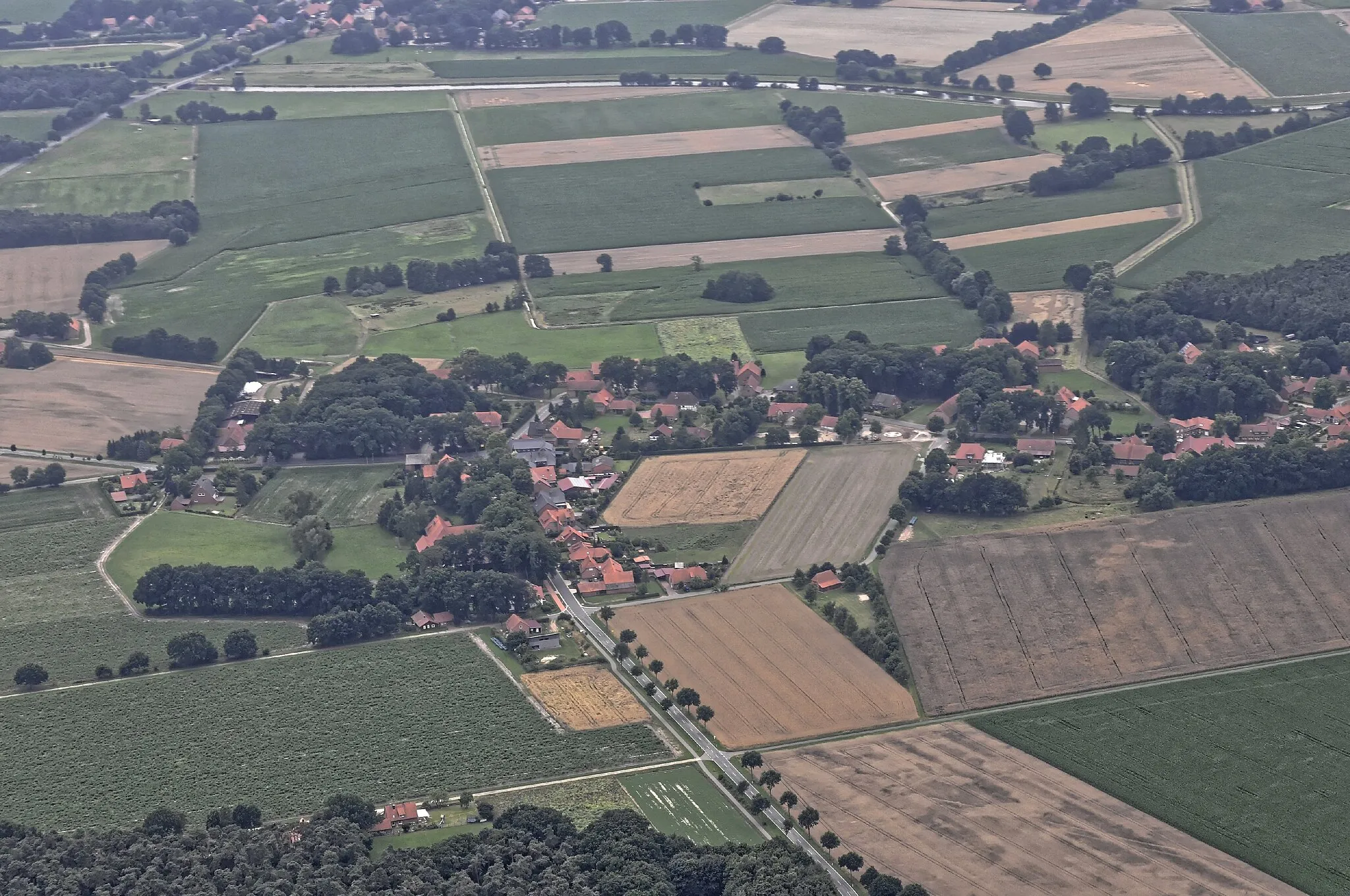 Photo showing: Bilder vom Flug Nordholz-Hammelburg 2015: Deblinghausen; am oberen Bildrand die Große Aue, Nebenfluss der Weser.