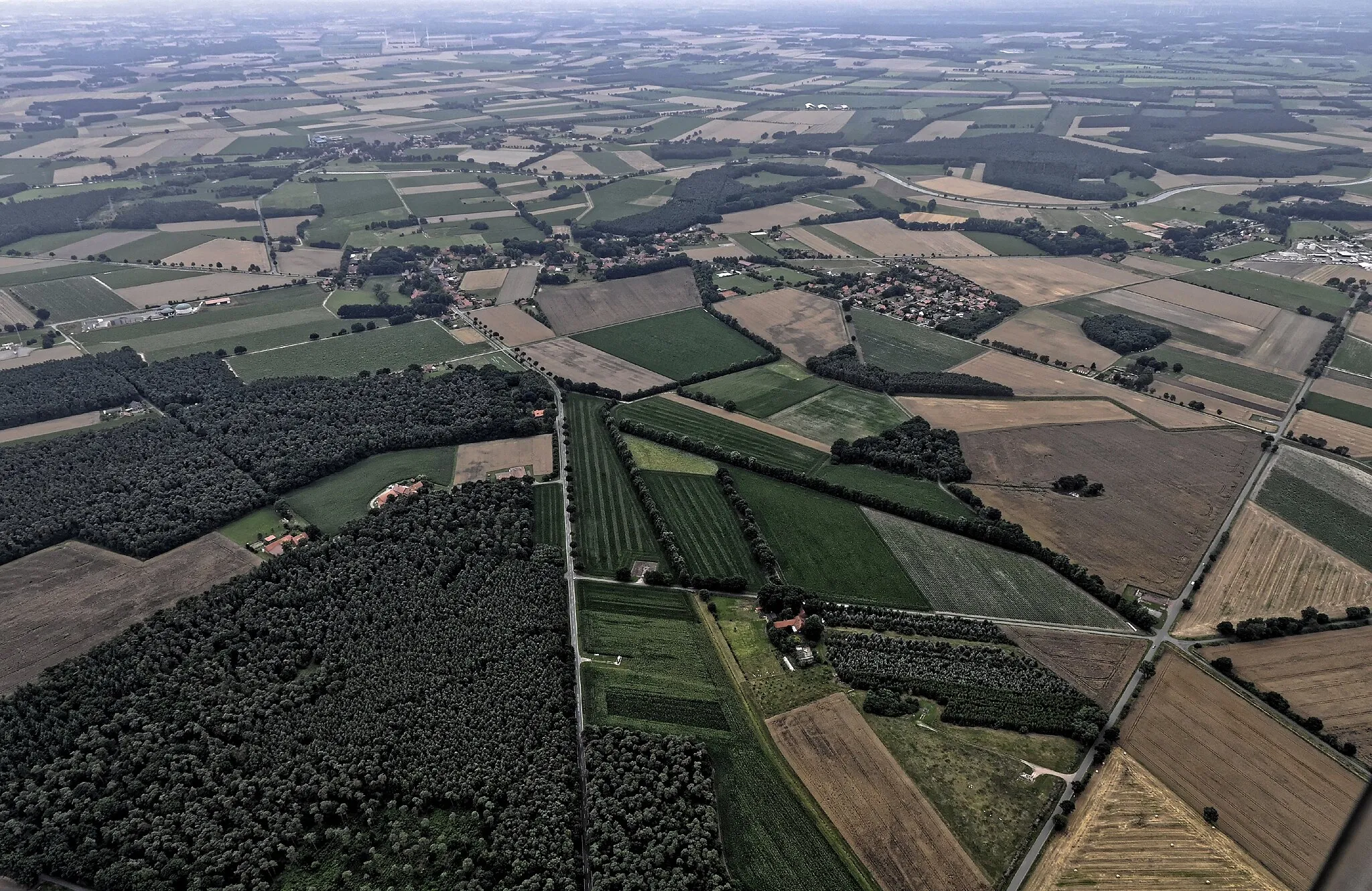 Photo showing: Bilder vom Flug Nordholz-Hammelburg 2015: Blick von Norden auf Deblinghausen (Mitte links) und Lerchenberg (Mitte rechts).