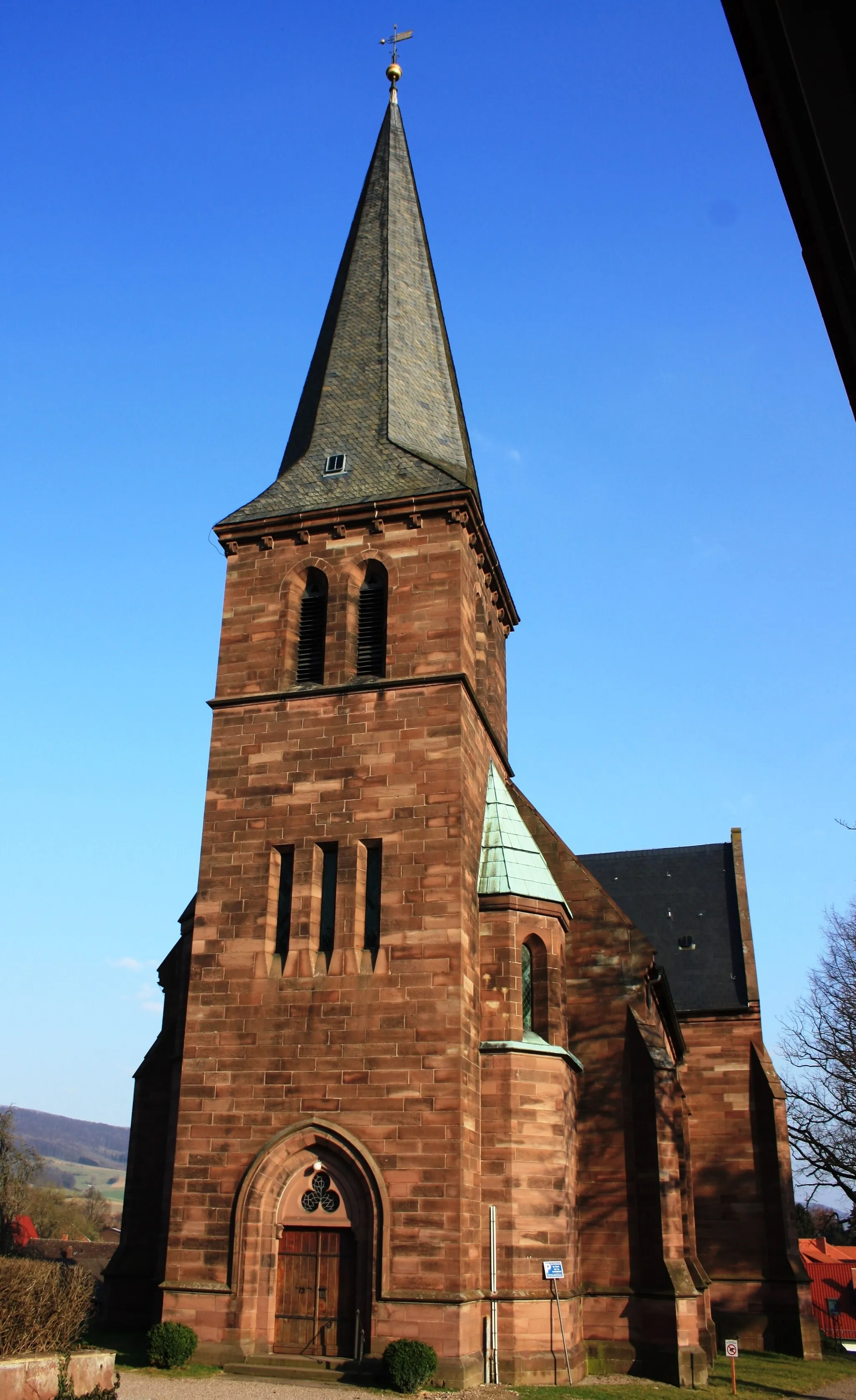 Photo showing: 1881 wurde die heutige Sankt-Petrus Kirche in Halle, Landkreis Holzminden, Niedersachsen geweiht