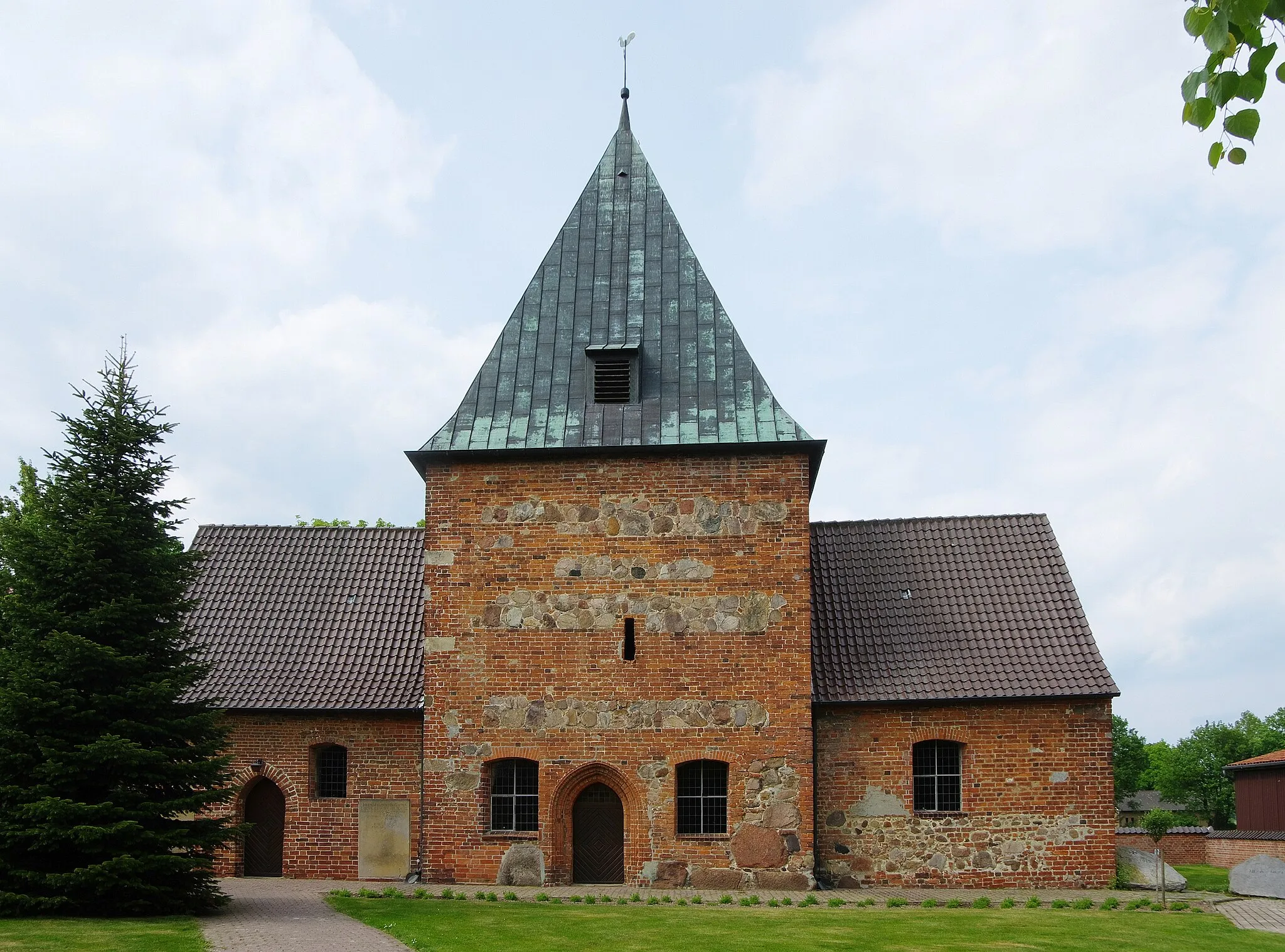 Photo showing: Die Kirche zu Scholen ist eine evangelische Kirche in der niedersächsischen Gemeinde Scholen. Südfassade.