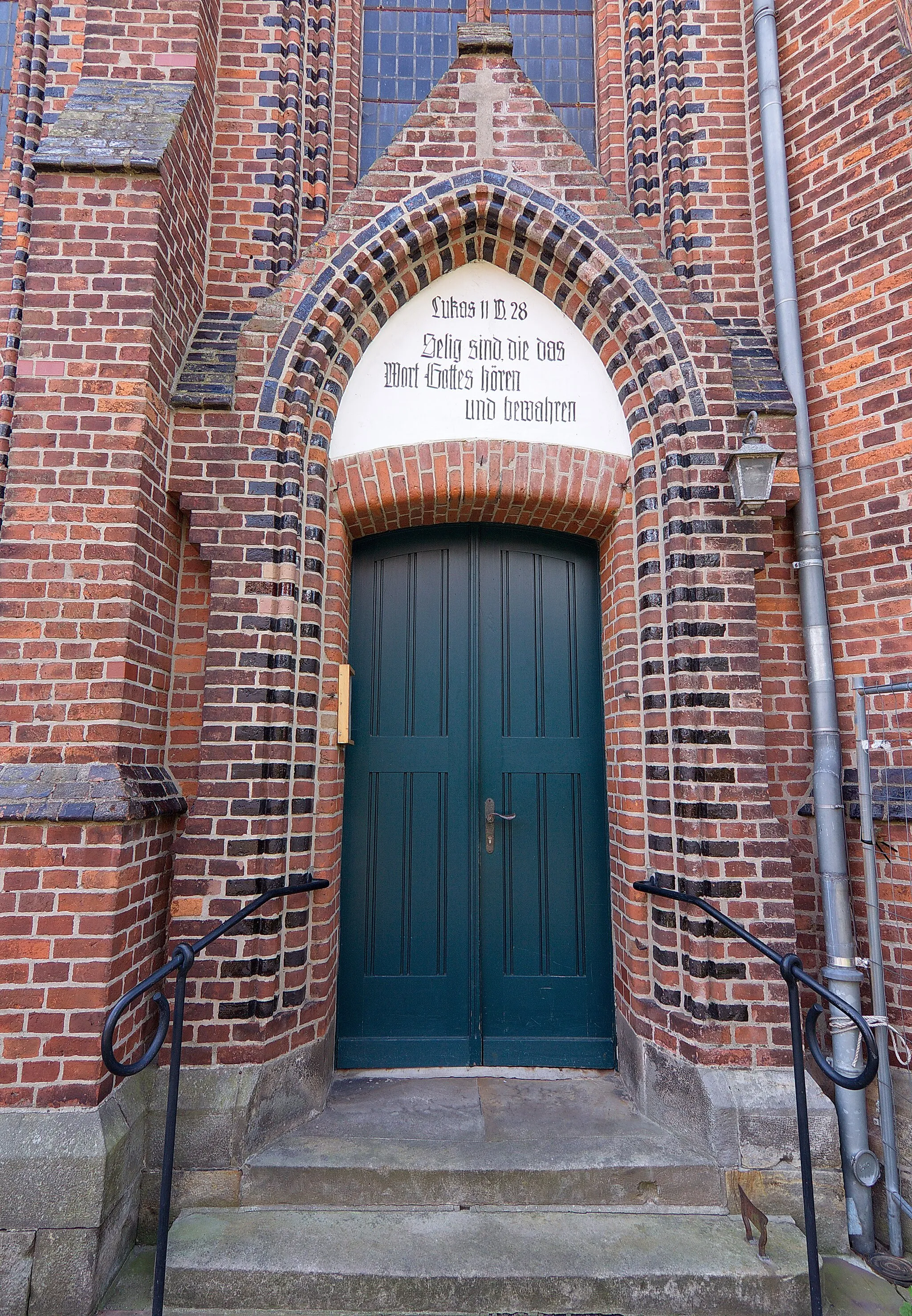 Photo showing: Die 1874 eingeweihte im neugotischen Stil errichtete Kirche bildet den Mittelpunkt des Dorfkerns am neu gestalteten Kirchplatz in Leese, Niedersachsen, Deutschland