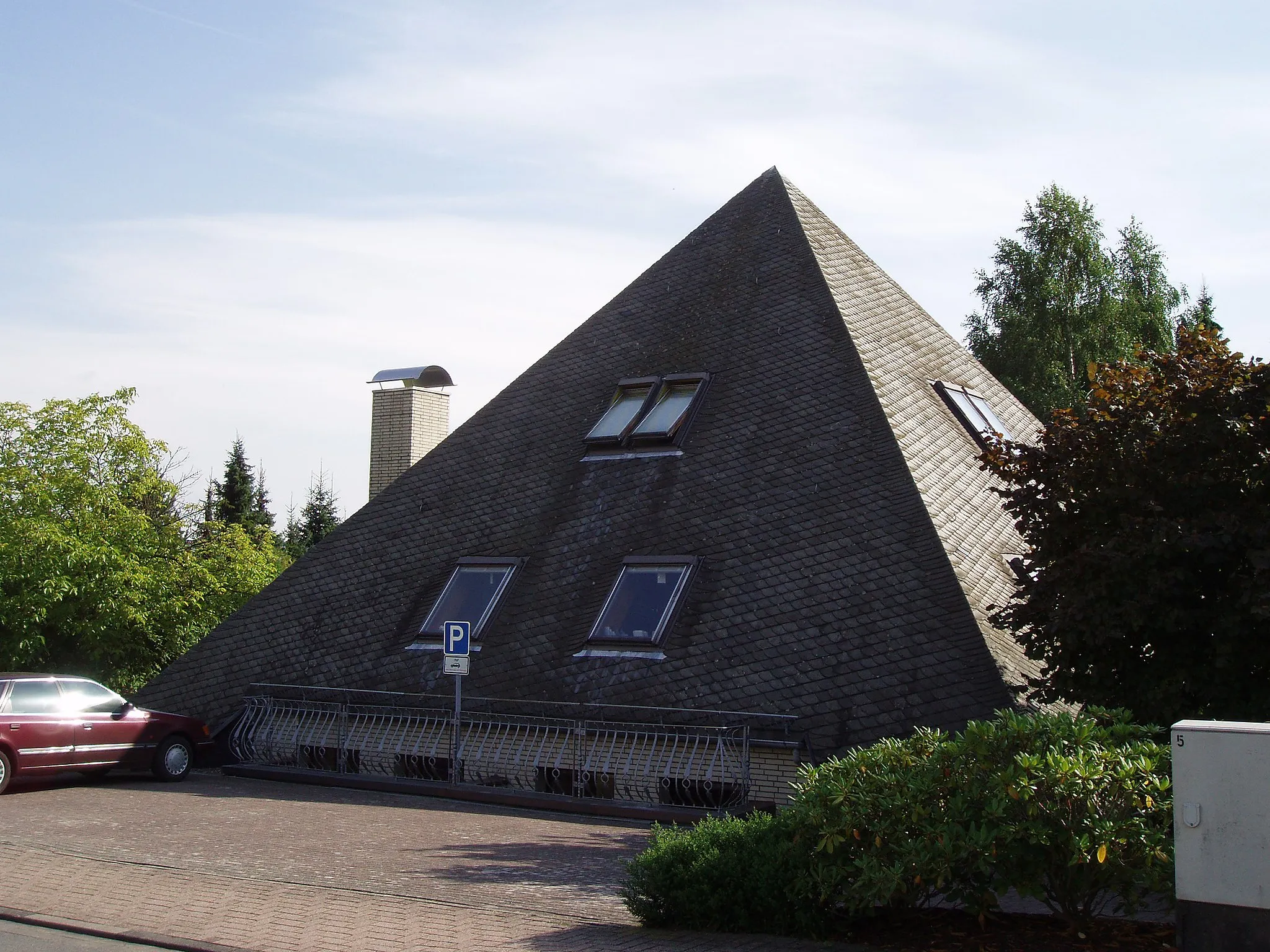 Photo showing: Heyen, "Pyramide" von Willy Penzel, Lehrinstitut für Akupunkt-Massage