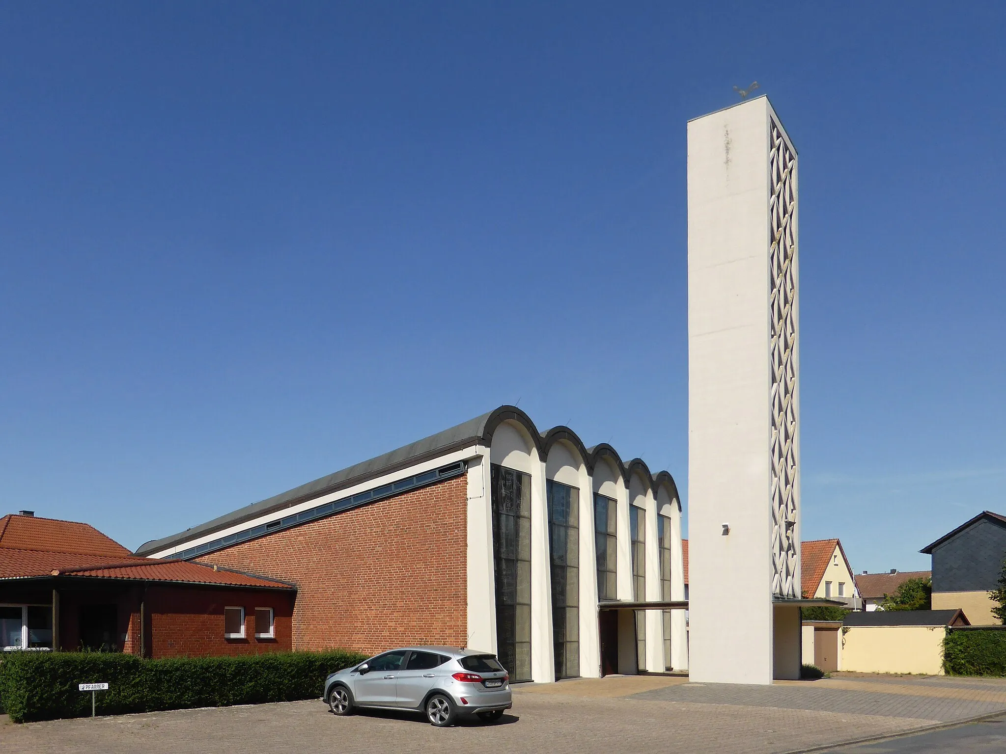 Photo showing: Katholische St.-Barbara-Kirche in Lindhorst.