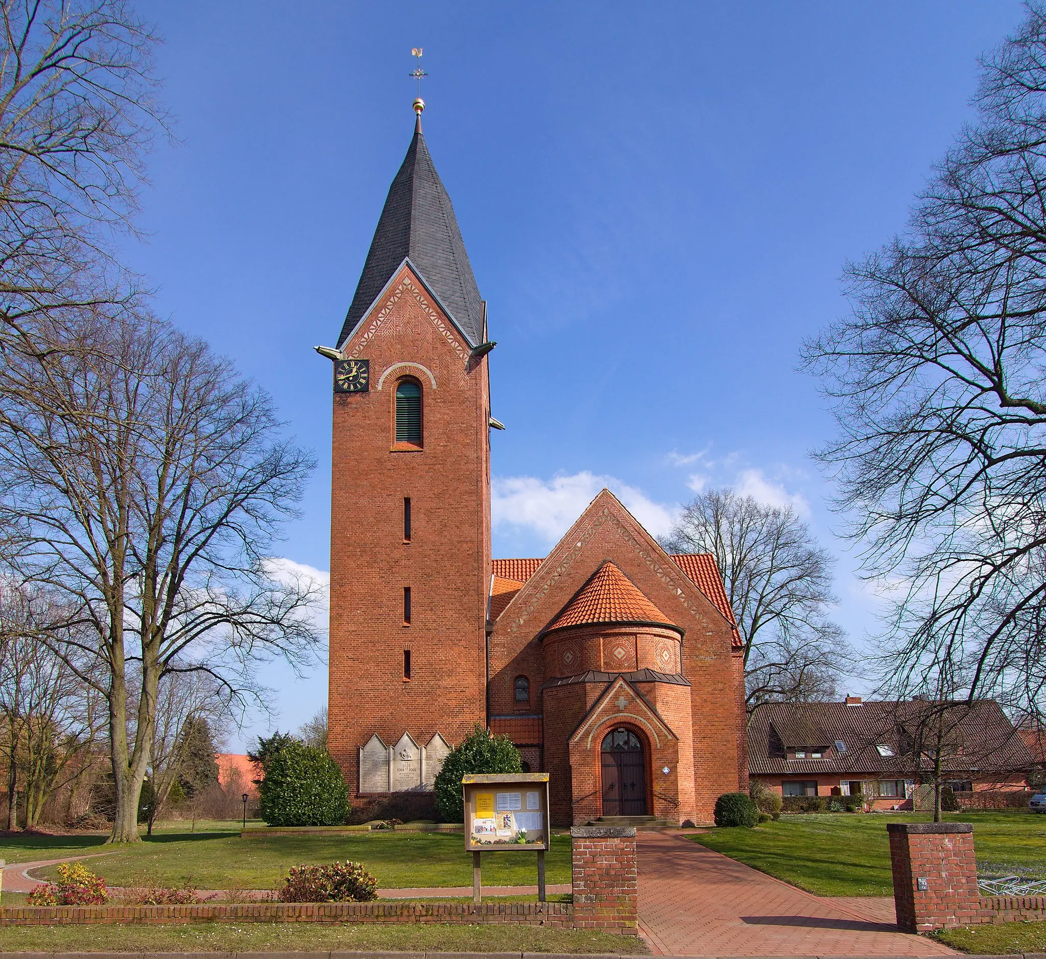 Photo showing: Die Backstein-Kapelle im neuromanischen Stil wurde 1922 in Schweringen, Niedersachsen, Deutschland eingeweiht.