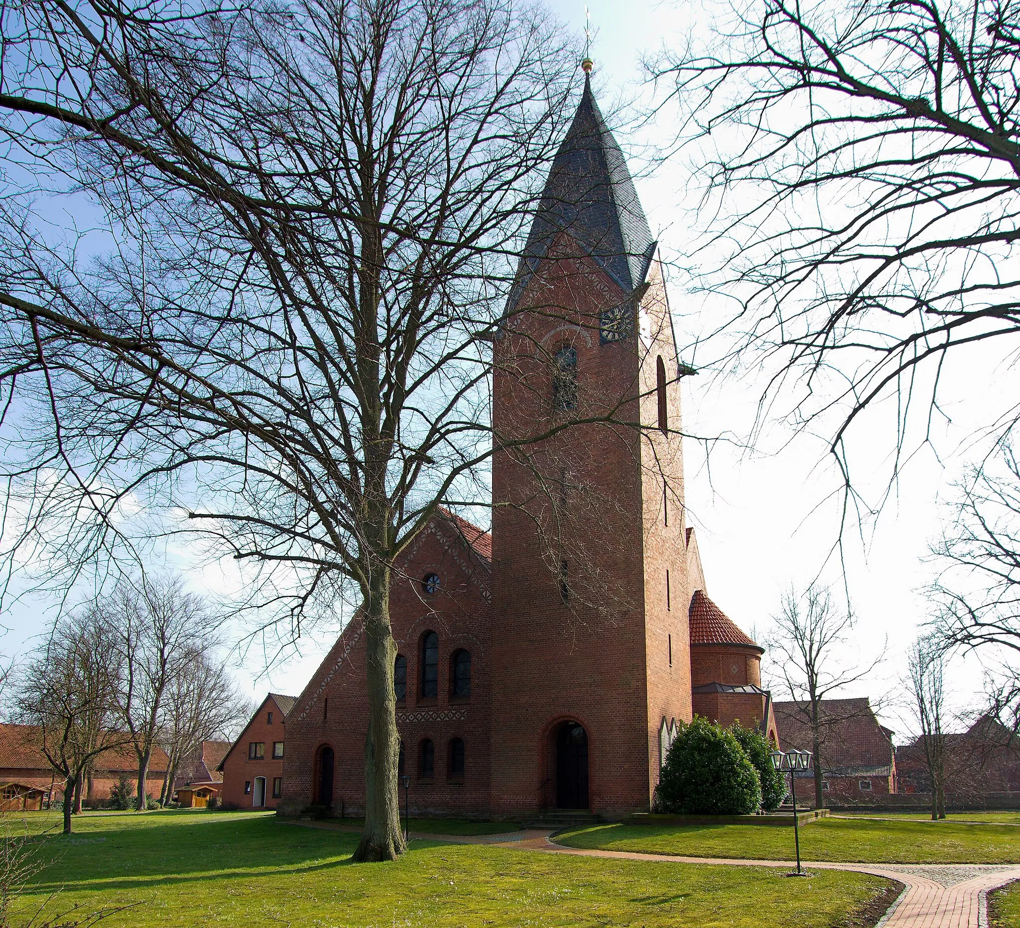 Photo showing: Die Backstein-Kapelle im neuromanischen Stil wurde 1922 in Schweringen, Niedersachsen, Deutschland eingeweiht.