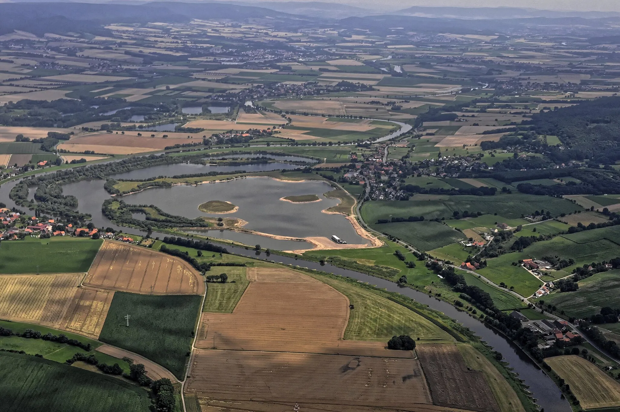 Photo showing: Bilder vom Flug Nordholz-Hammelburg 2015: Auenlandschaft Hohenrode; das Dorf Hohenrode Bildmitte rechts.