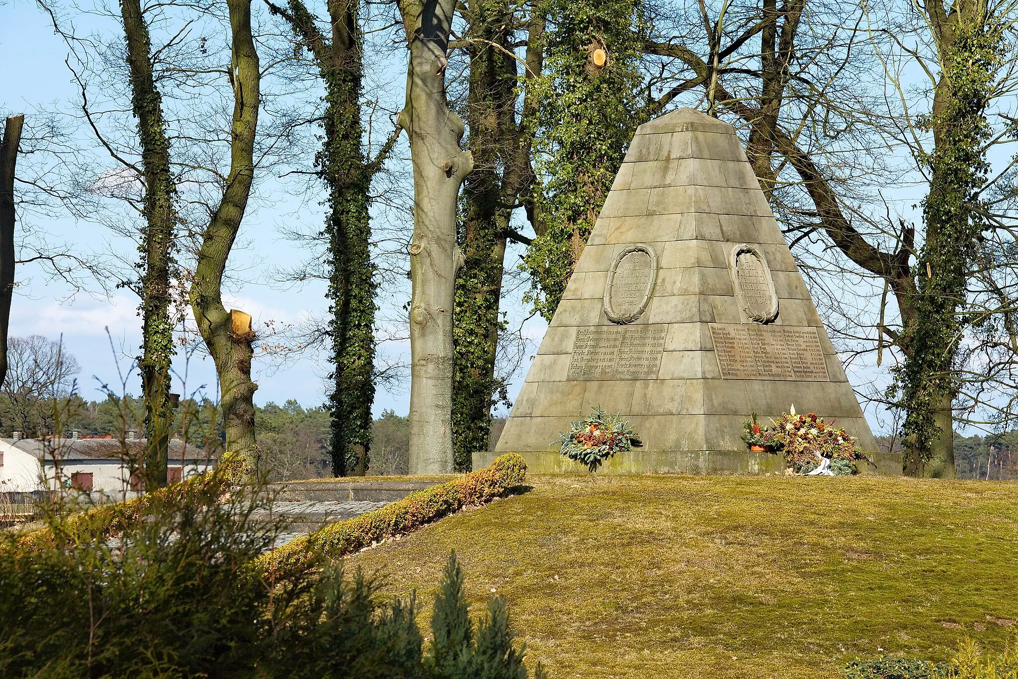 Photo showing: Kriegerdenkmal in Rohrsen, Niedersachsen, Deutschland