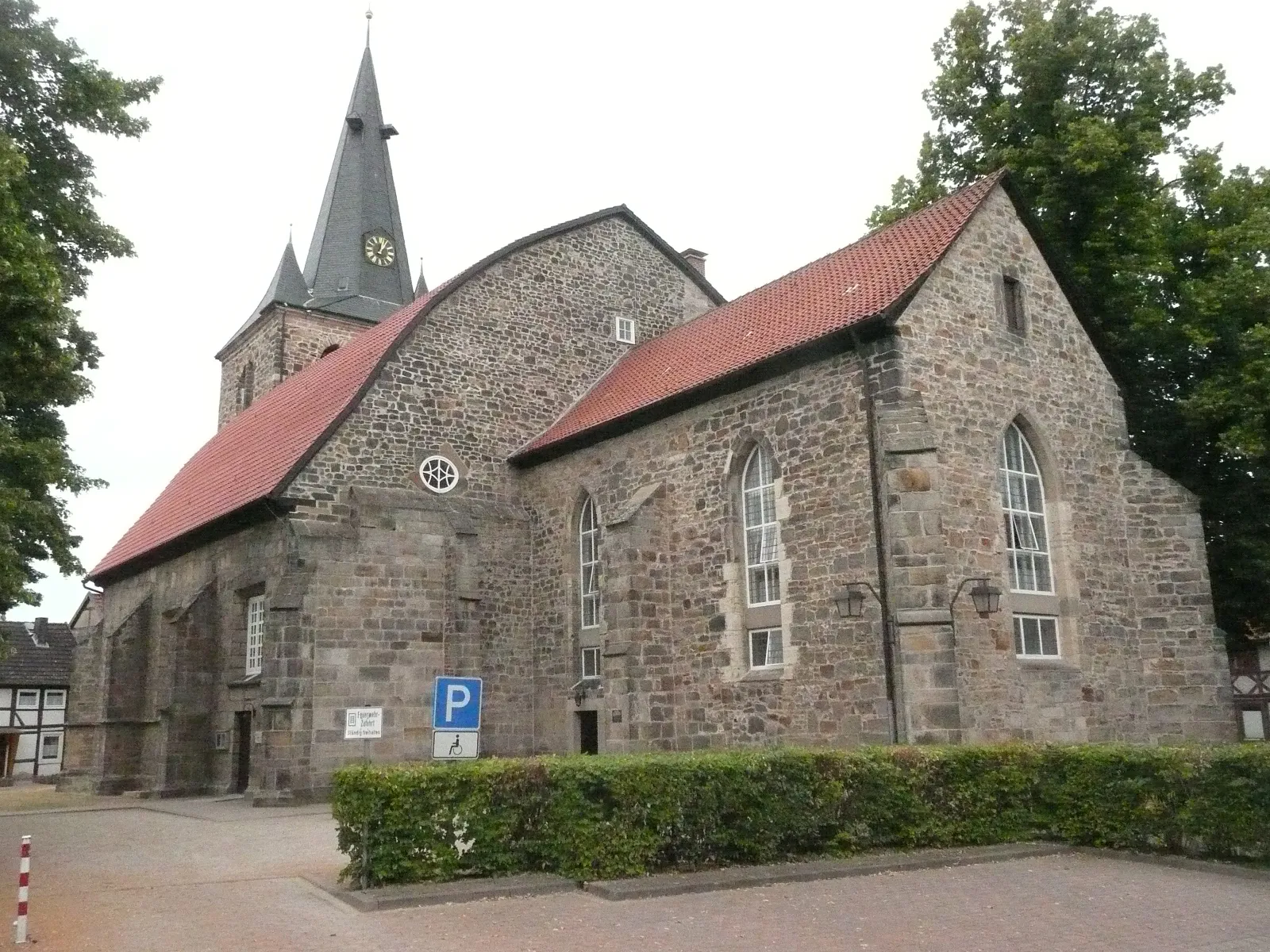 Photo showing: St. Lucas (Pattensen), Außenansicht von Südosten, 2010