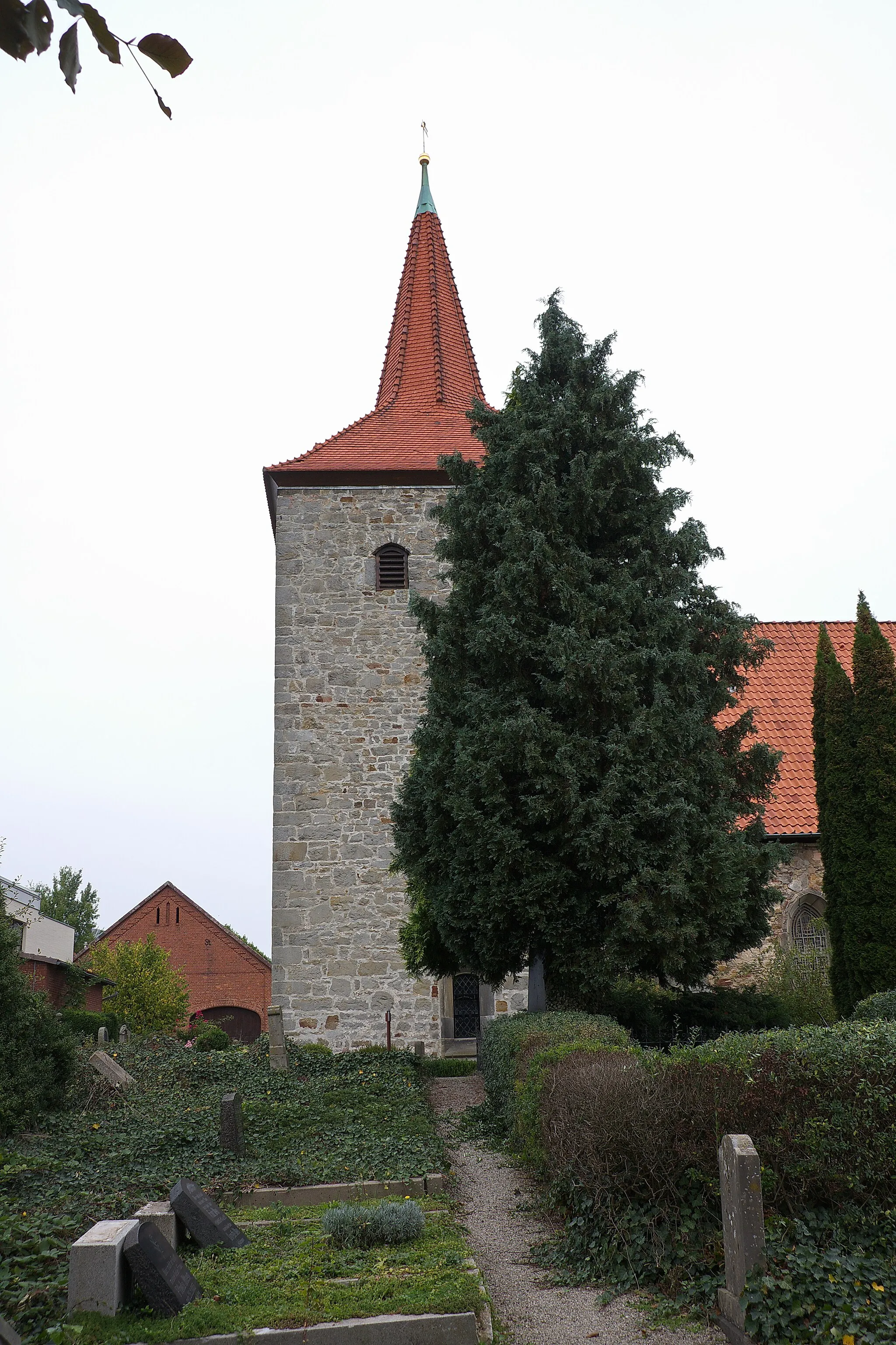 Photo showing: St.Marienkirche mit dem Wehrturm aus dem 12. Jahrhundert in Lüdersen (Springe), Niedersachsen, Deutschland
