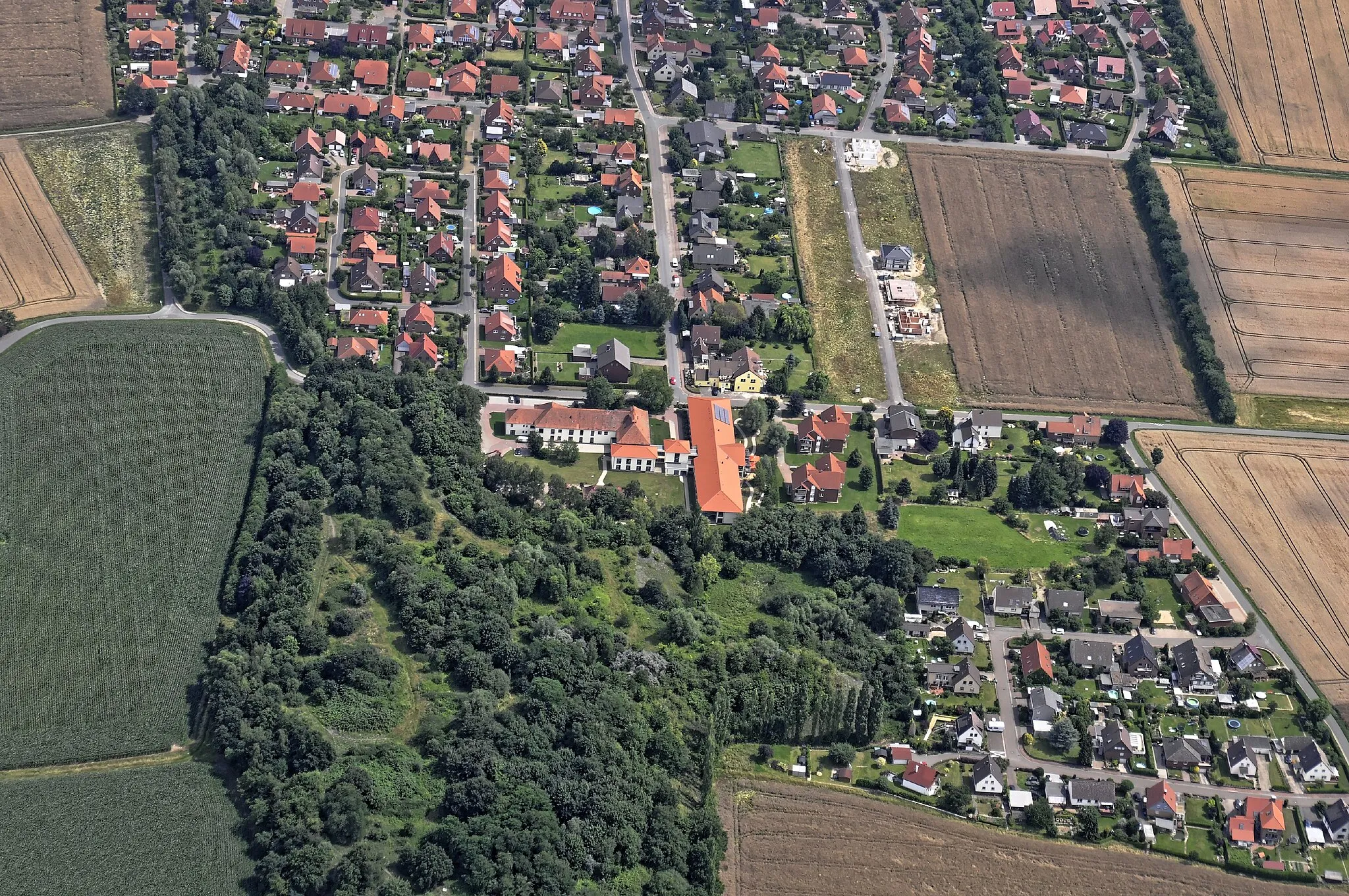 Photo showing: Bilder vom Flug Nordholz-Hammelburg 2015: Seggebruch; im Vordergrund das Kreisaltersheim Helpsen.