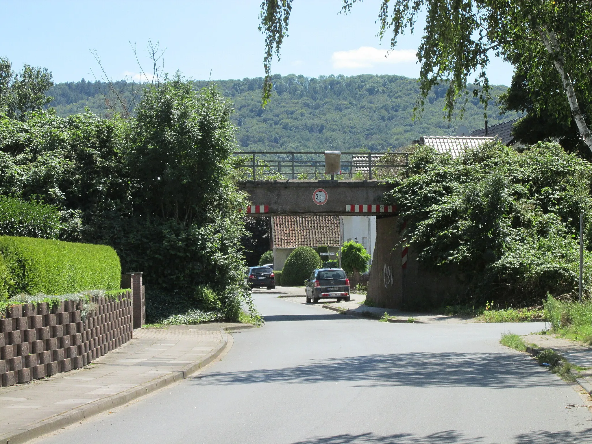Photo showing: die Brücke der eingestellten Linie Porta Po-Haverstädt über die Straße Kloppenburg in Neesen