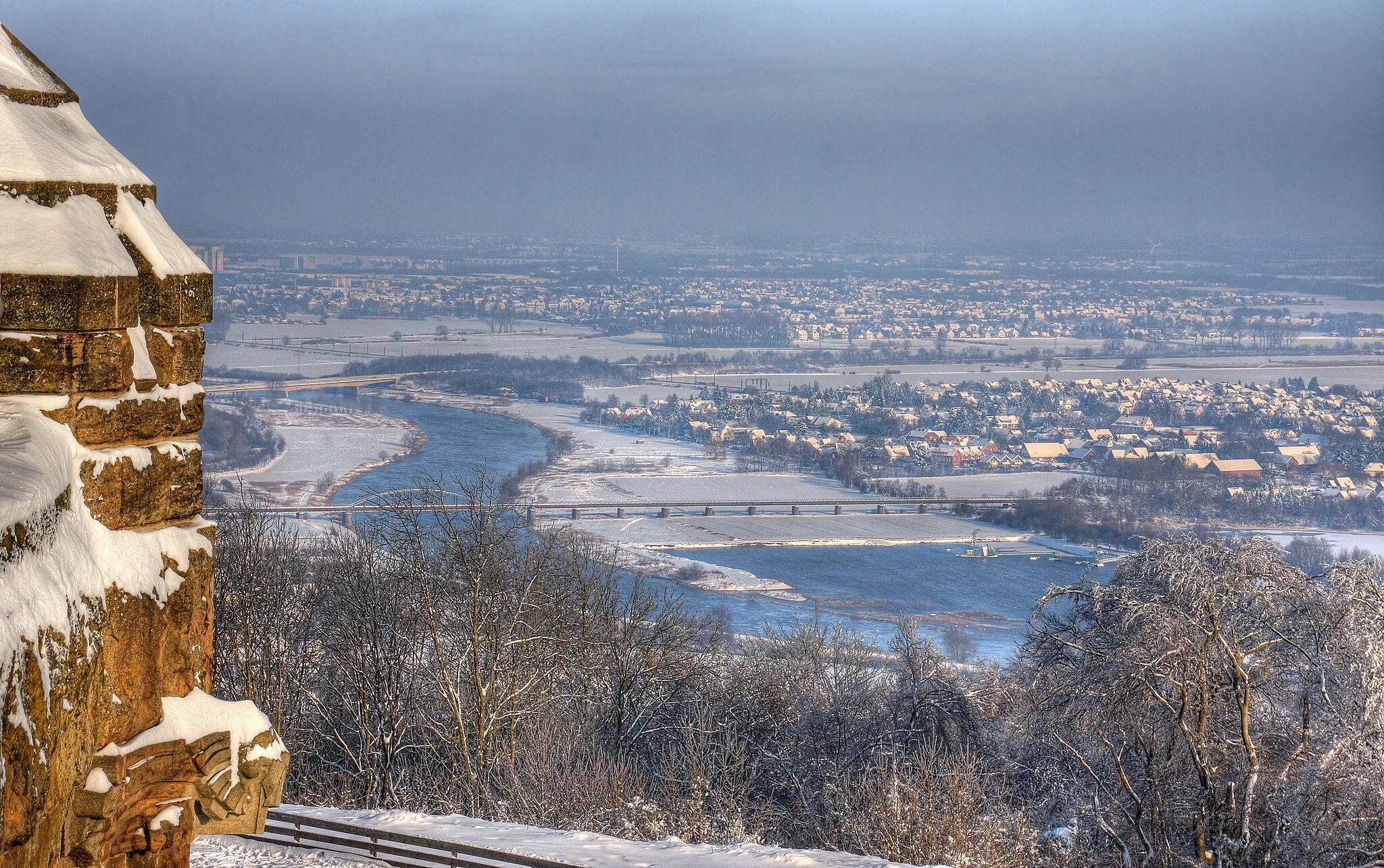 Photo showing: Porta Westfalica, Blick von Kaiser-Wilhelm-Denkmal auf die Weser und den Ortsteil Neesen