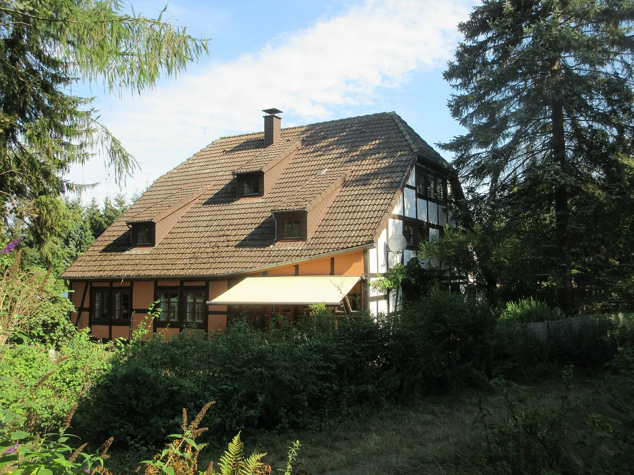 Photo showing: Denkmalgeschütztes Wohngebäude / Scheune zur Mühle gehörend.
