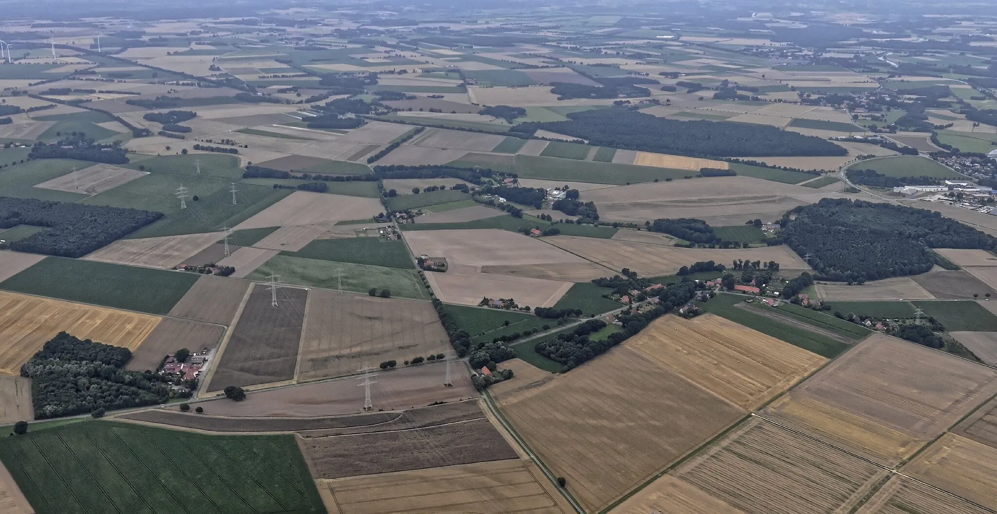 Photo showing: Bilder vom Flug Nordholz-Hammelburg 2015: Blick von Osten auf Bruchhagen; der Ortsteil Heemsche vorn rechts. Am Bildrand rechts Ausläufer von Steyerberg.