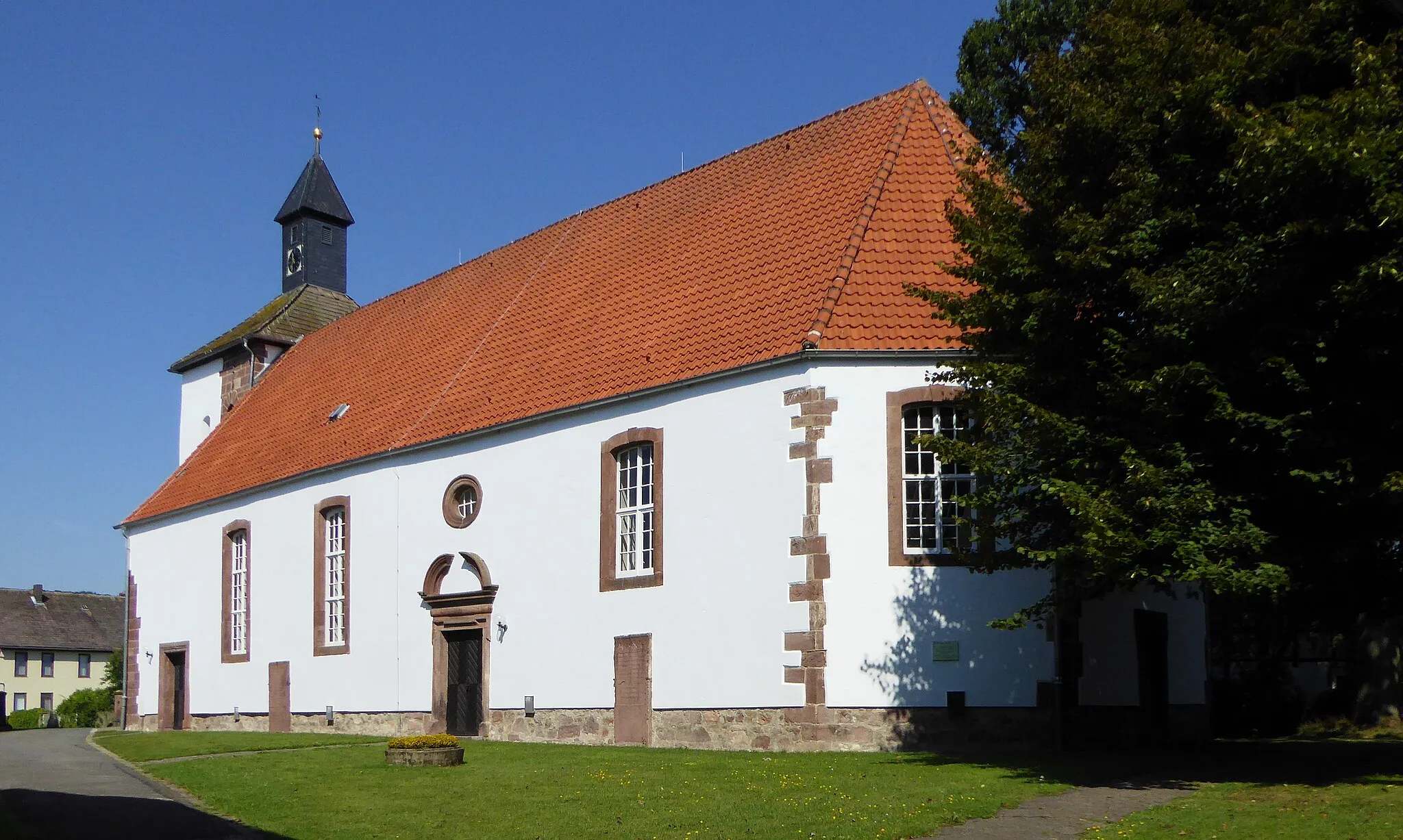 Photo showing: Ev.-luth. Kirche St. Magnus in Lüthorst, Stadt Dassel, Südniedersachsen. Erbaut um 1500, später erweitert und mit dem älteren Turm verbunden