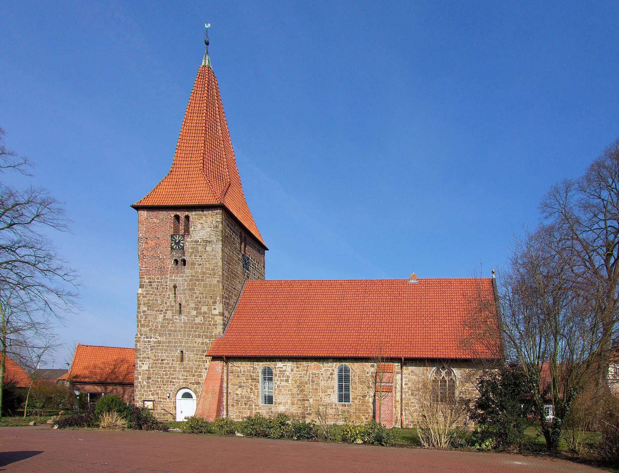 Photo showing: Die Dorfkirche in Balge, Niedersachsen, Deutschland,  mit dem markanten Wehrturm wurde um 1300 in romanischer Form errichtet.